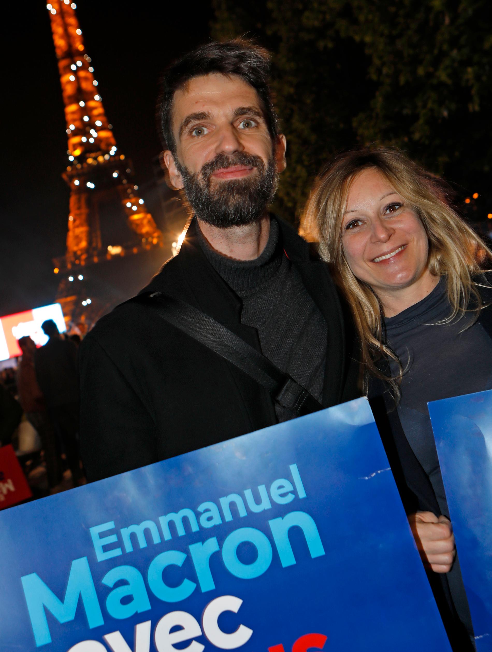 Jonathan och Kiara Lorrillard stöttade Macron vid valvakan.