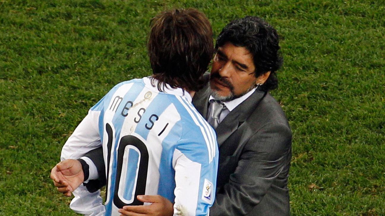 Lionel Messi får en kram av Diego Maradona vid VM 2010.