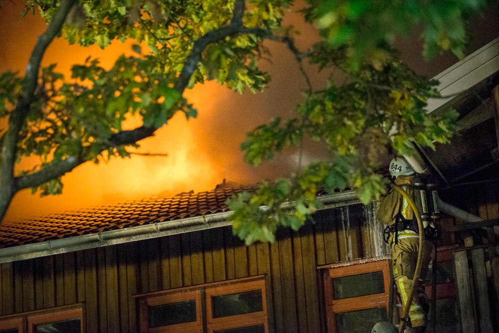 I fredags kväll totalförstördes en gammal skolbyggnad i Onsala i Kungsbacka efter en brand.