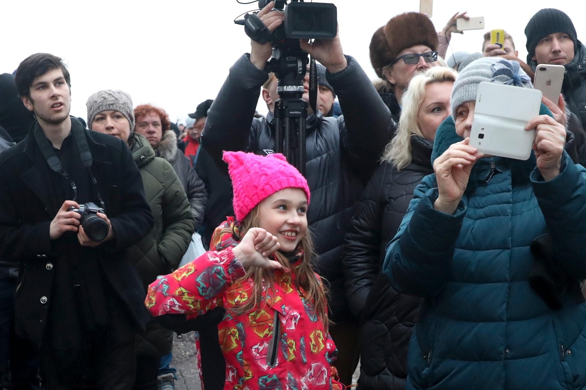 Tioåriga Tanja Lozova hyllas nu som en hjälte på sociala medier i Ryssland. 