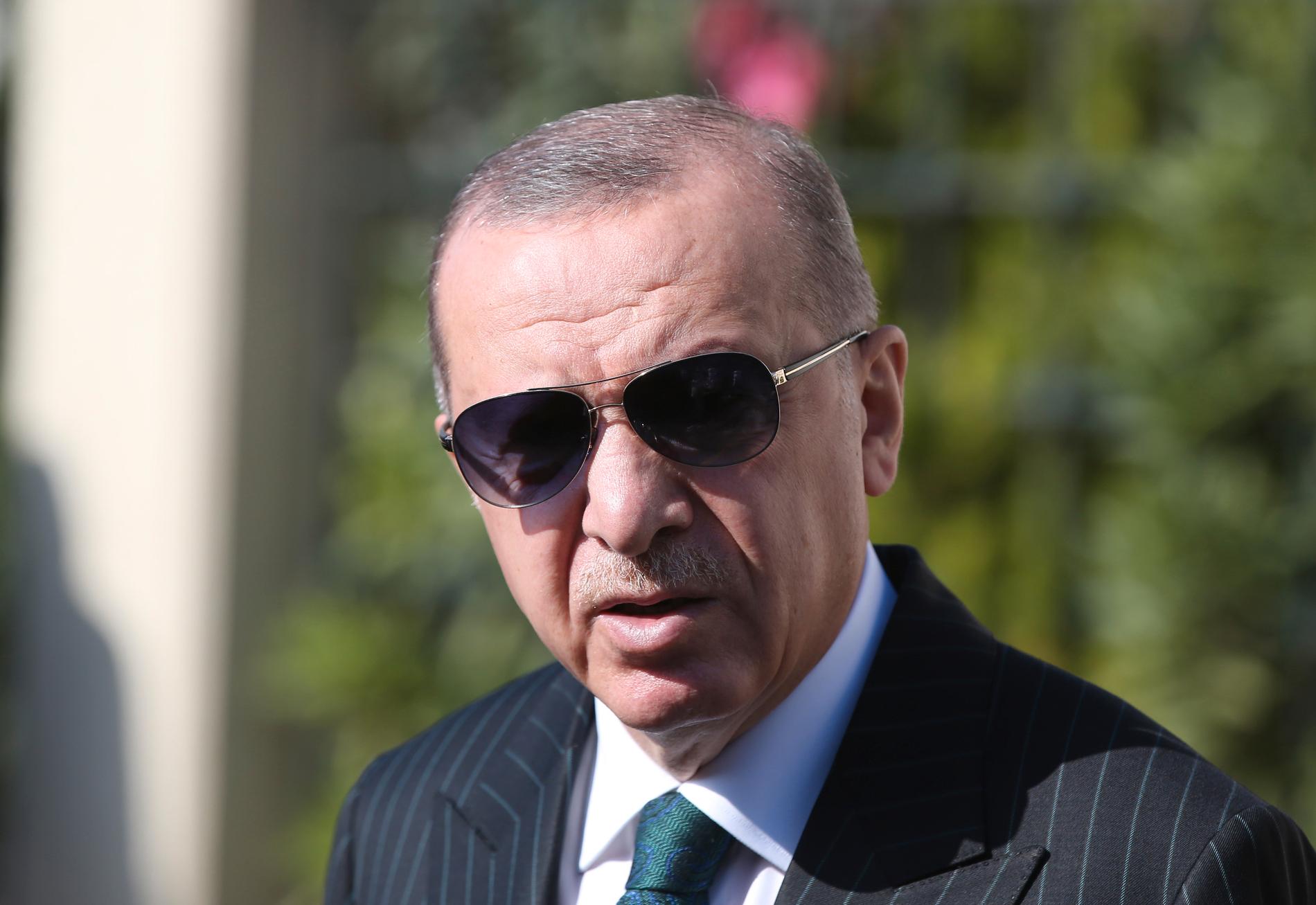 Turkiets president Recep Tayyip Erdogan går till hårt angrepp mot franske kollegan Emmanuel Macron.