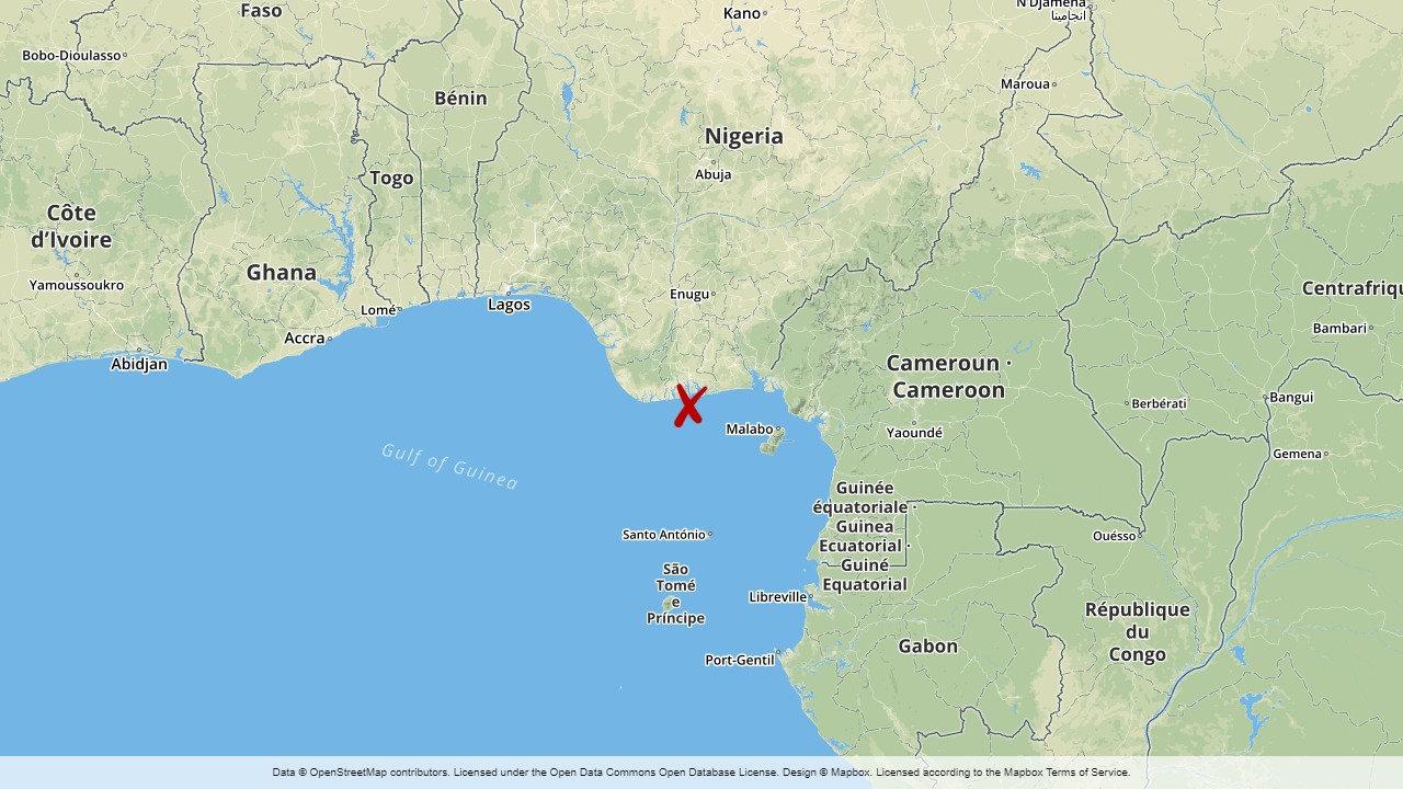 Nitton besättningsmedlemmar har kidnappats från en oljetanker utanför Nigeria.
