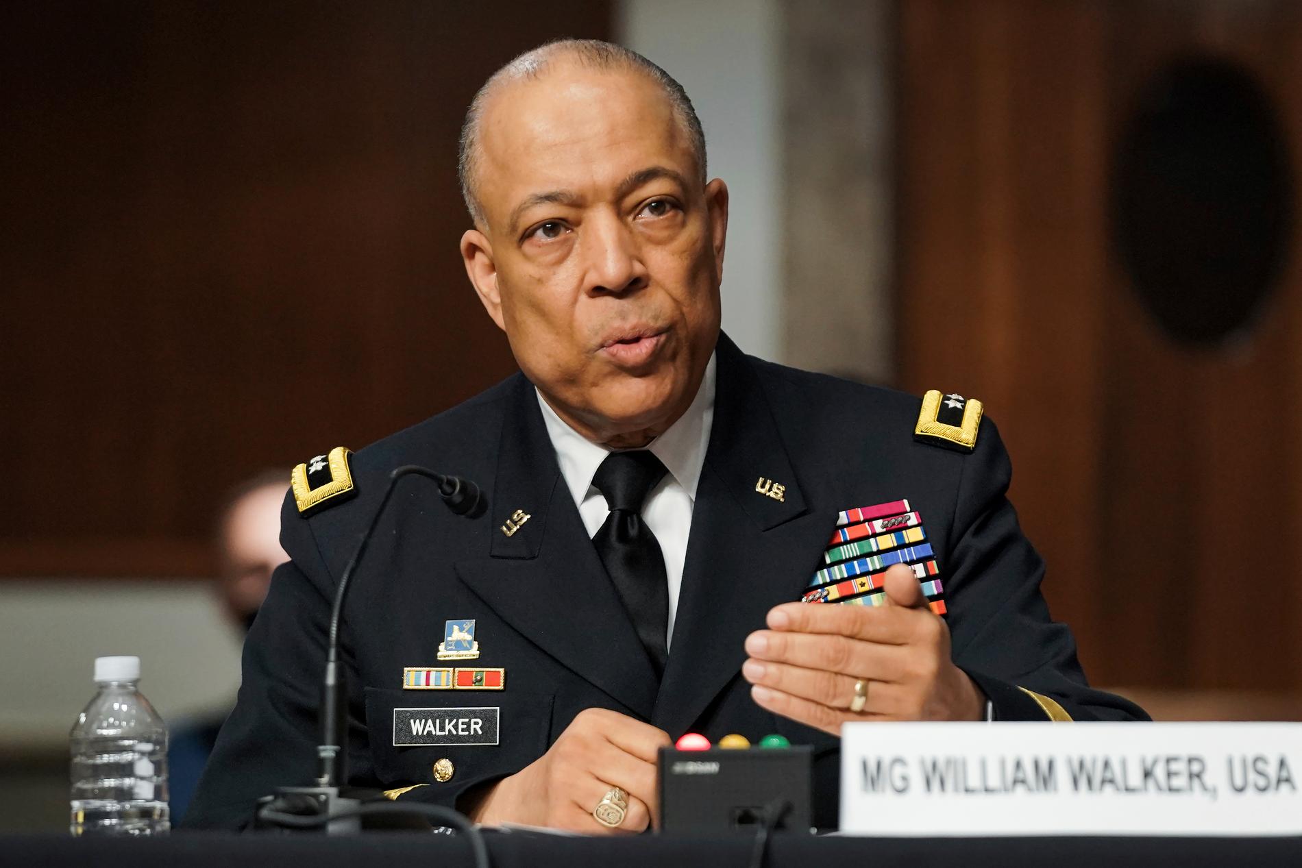 Generalmajoren William Walker anklagar två Pentagon-toppar i ett senatsförhör för att ha fördröjt insatsen av nationalgardet när Kapitolium stormades i januari.