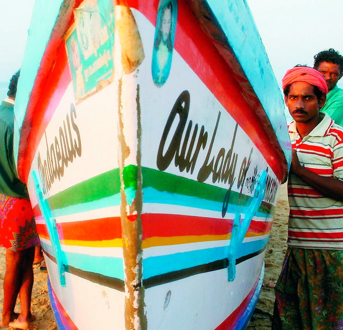 Fiskare drar upp sin båt på stranden vid Punvar, söder om Kovalam.