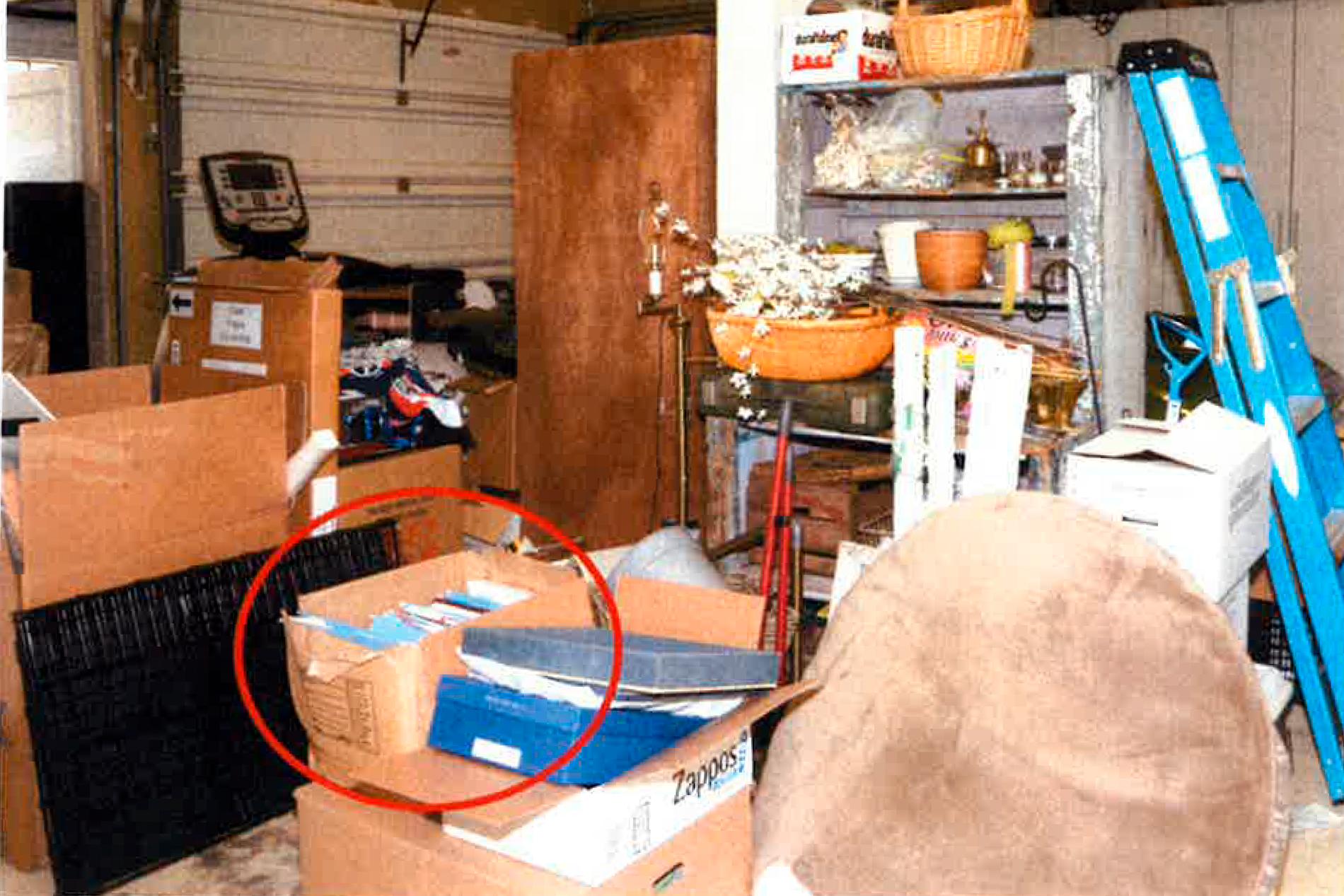 De hemligstämplade dokumenten förvarades i en låda i Joe Bidens garage. Bild från utredningen.