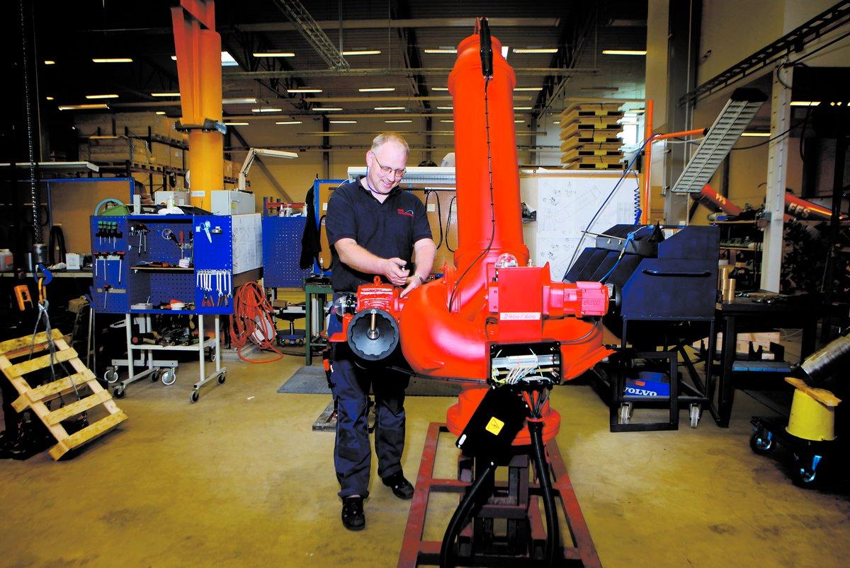 Nya uppgifter Lennart Larsson, 45, monterar en av de vattenkanoner som Fire Fighting systems tillverkar och som säljs över hela världen, tidigare hette företaget Composite och gjöt plastprodukter.