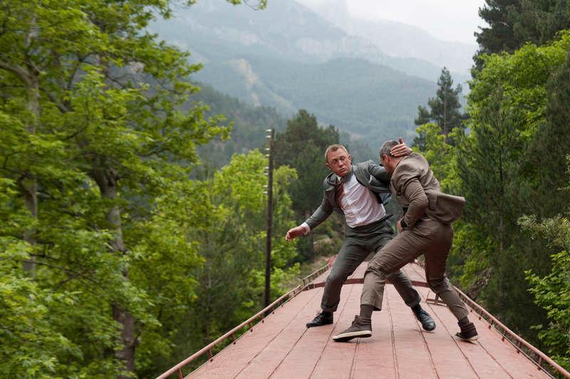En av Daniel Craigs alla actionscener, här med Ola Rapace i ”Skyfall” (2012).