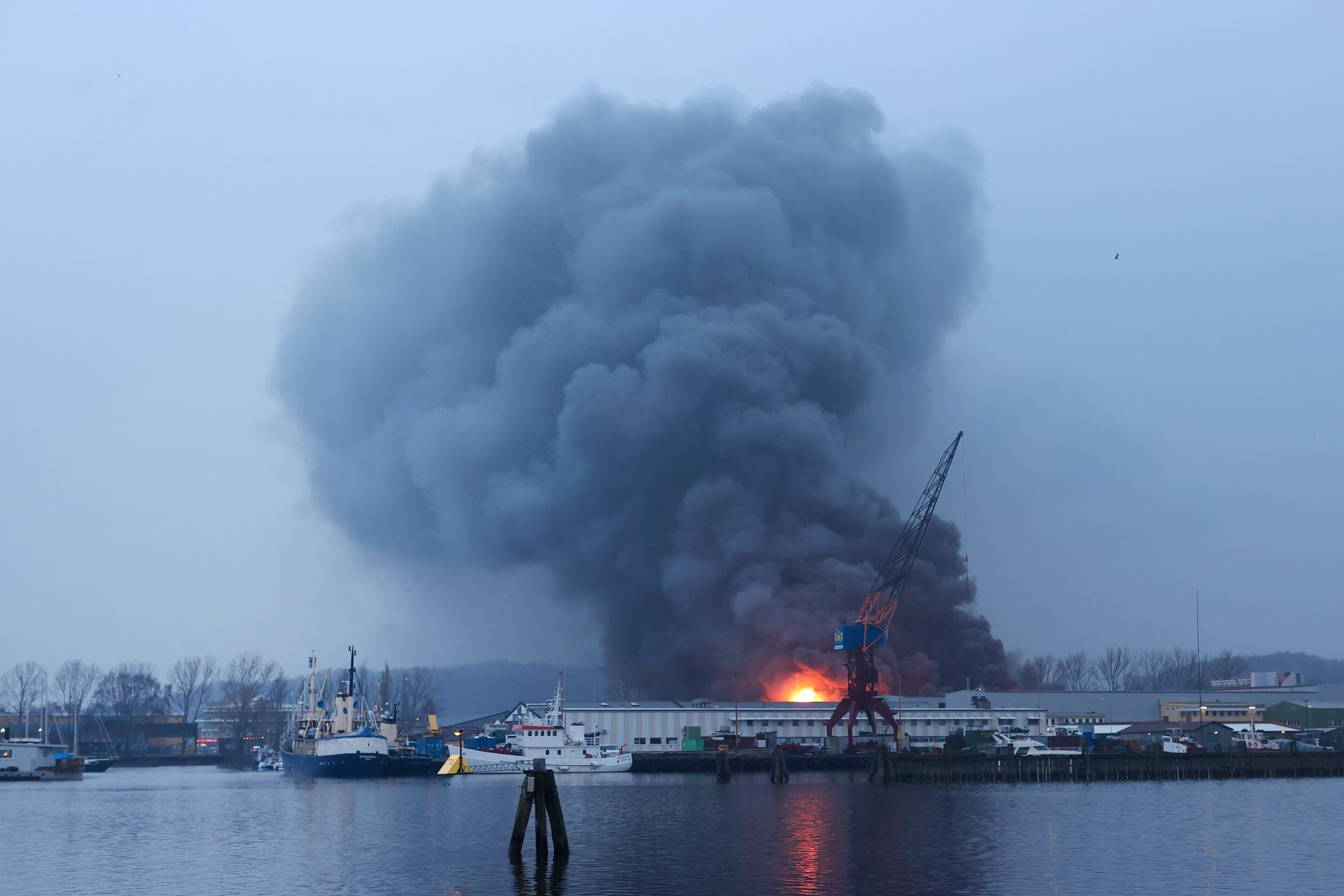 Rök från lagerlokalen under branden på Hisingen.