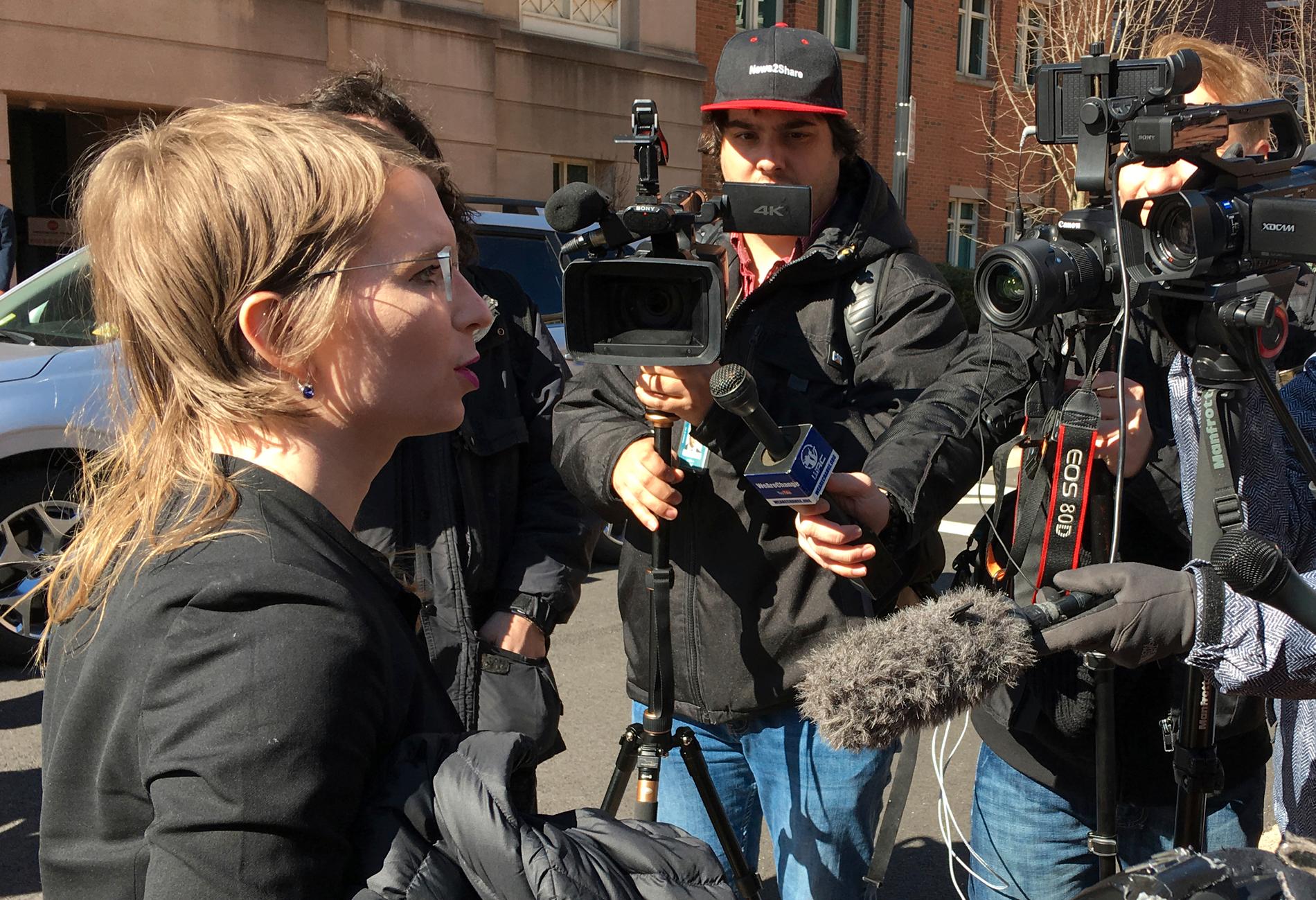 Visselblåsaren Chelsea Manning pratar med medier inför förhöret i domstolen i Alexandria i Virginia tidigare i veckan.
