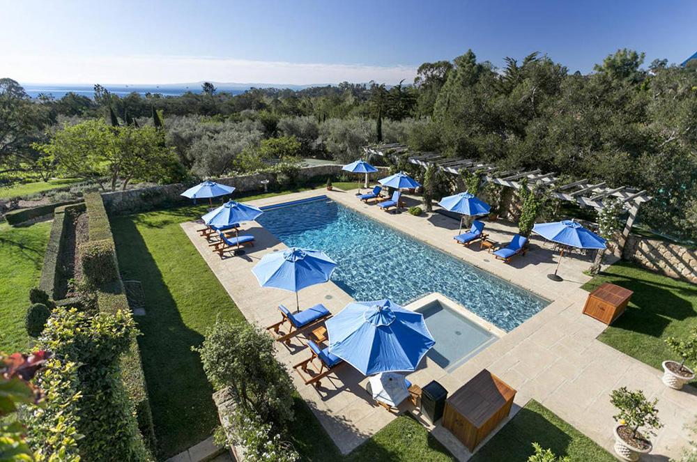 Den stora poolen på baksidan av Harry och Meghans hus i Montecito badar i sol. 