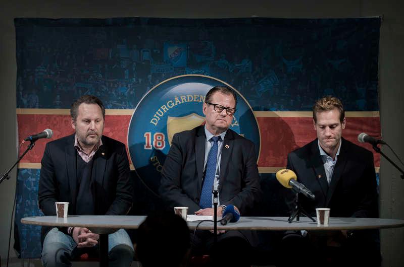 pressad situation Djurgården Hockeys vice vd K-G Stoppel, ordförande Kaarel Lehiste och nyförvärvet Marcus Nilson under mötet med upprörda fans.