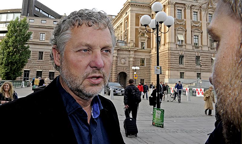 Miljöpartiets språkrör Peter Eriksson intervjuas av Aftonbladets reporter efter att alla röster nu är färdigräknade.
