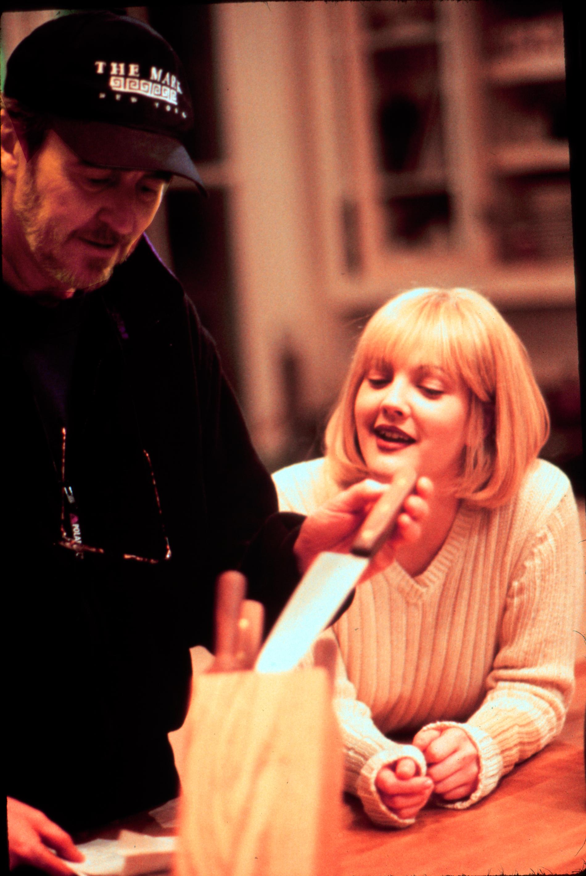 Tillsammans med Drew Barrymore under inspelningarna av ”Scream”.