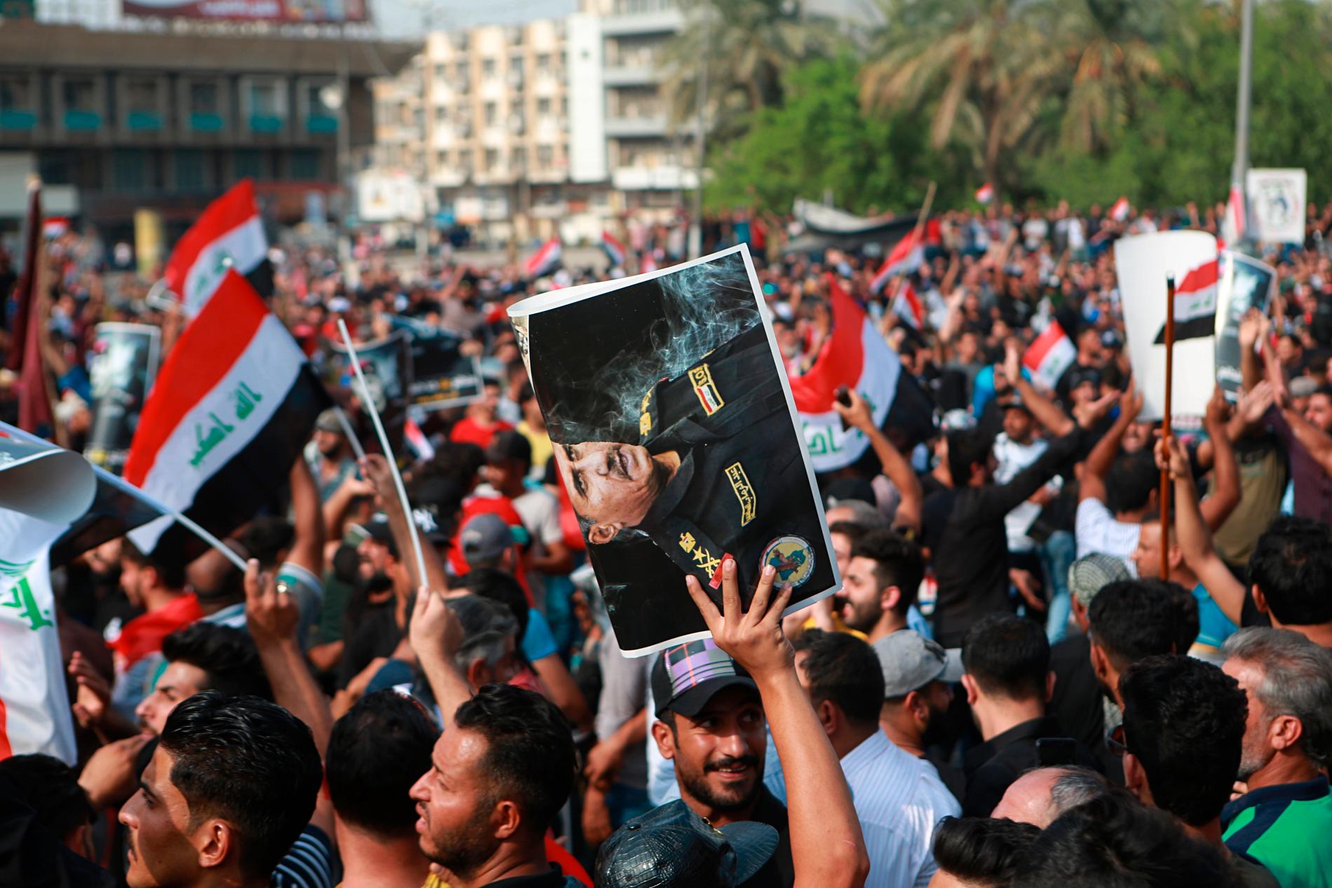 En av veckans många protester i Irak, på Tahrirtorget i Bagdad i tisdags.