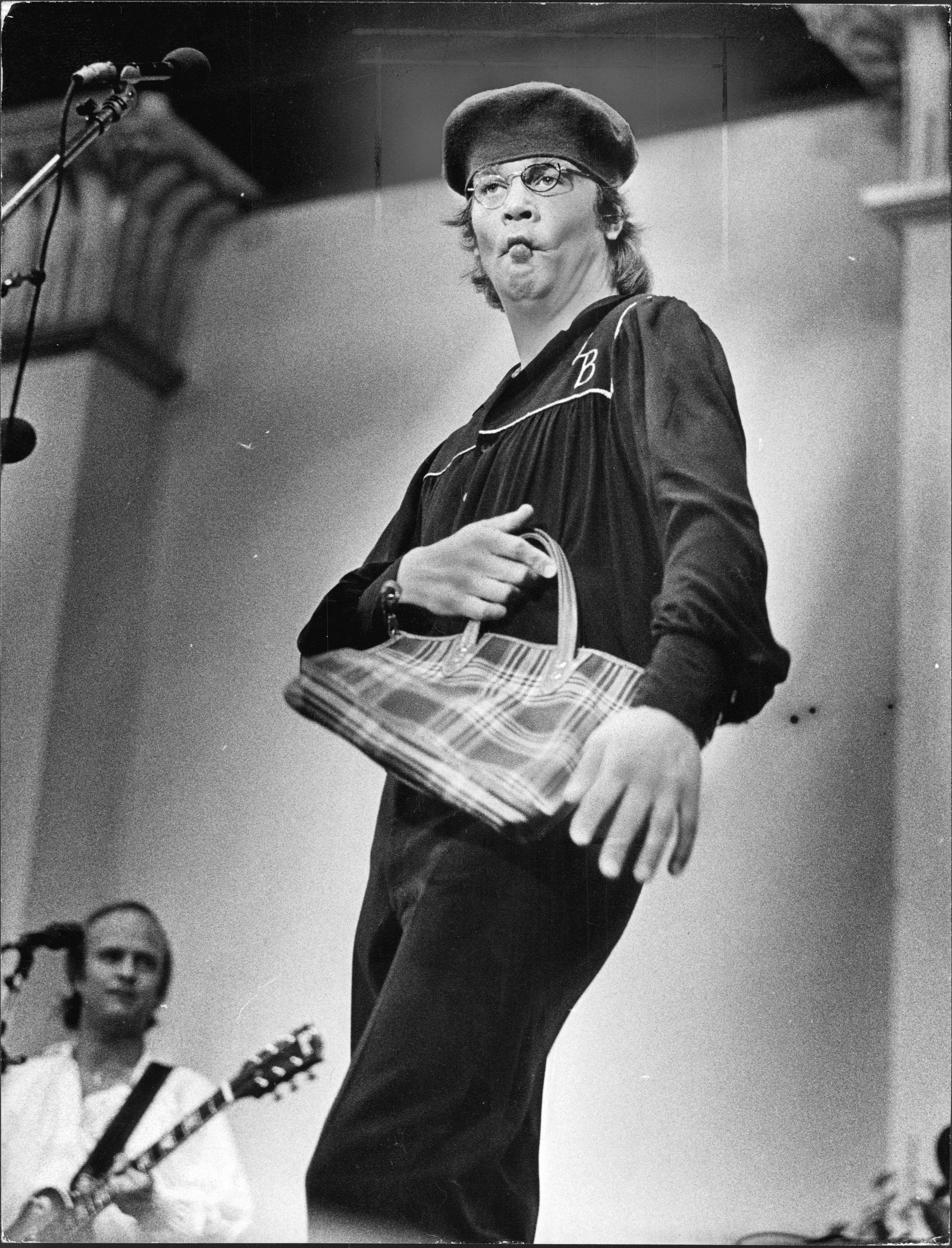En mer spexig Lasse från ett uppträde på Gröna Lund 1978.