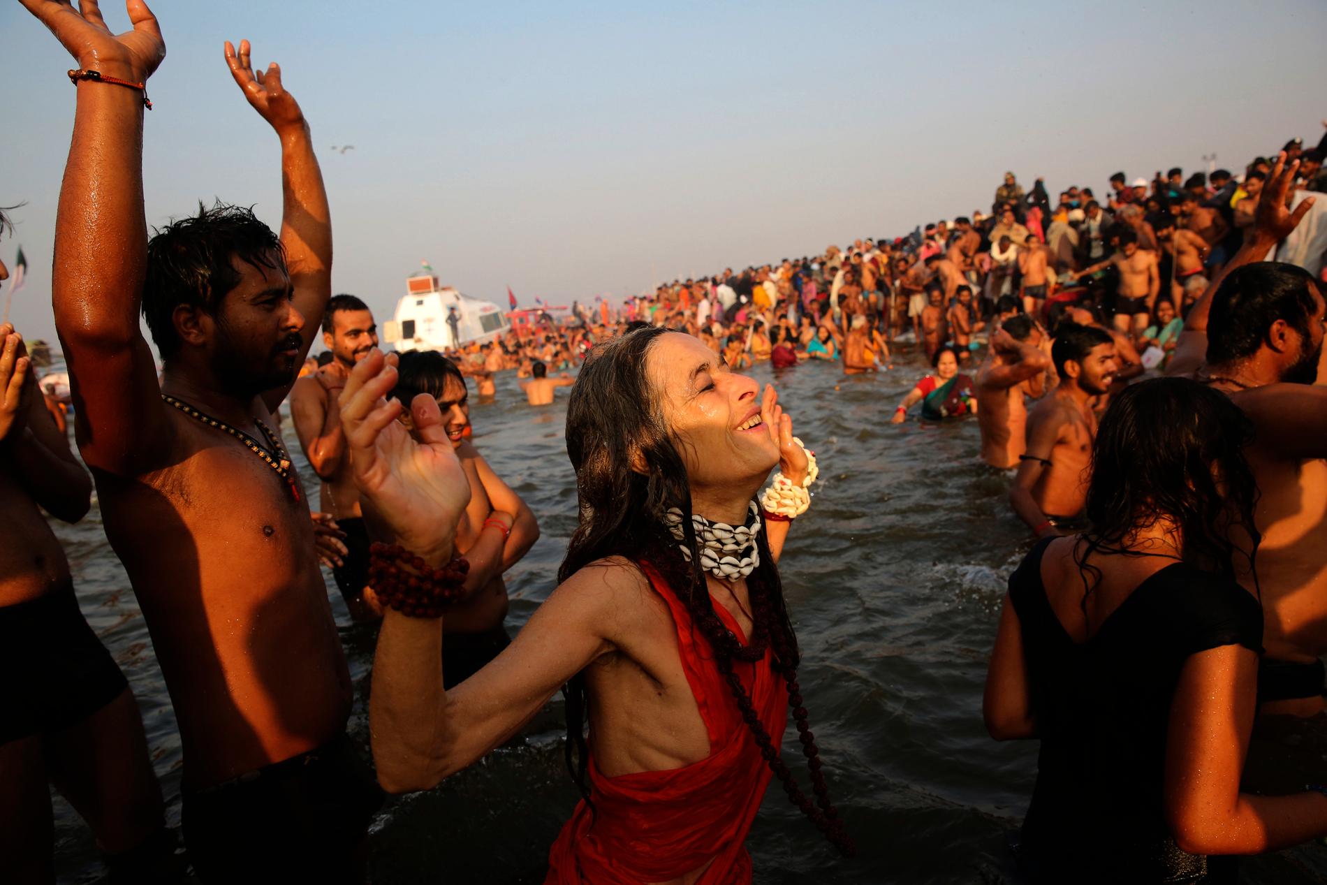 Den religiösa högtiden kumbh mela, då miljontals pilgrimer badar i främst den heliga floden Ganges, pågår i den indiska delstaten Uttar Pradesh.