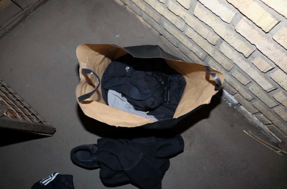 Det misstänka mordvapnet och kläder som kopplas till skjutningen hittades i ett garage. 