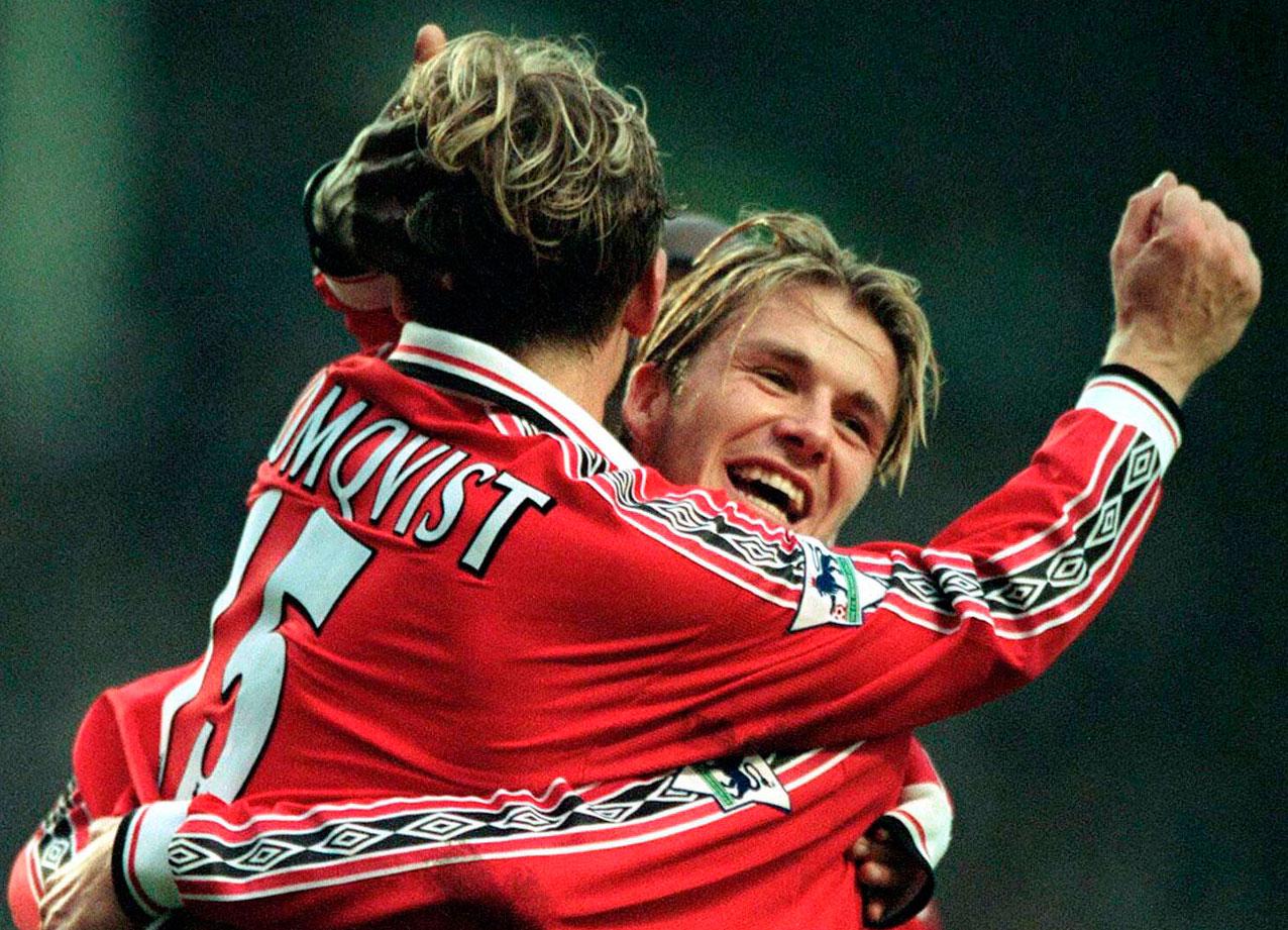 Jesper Blomqvist och David Beckham jublar efter svenskens första mål i United-tröjan 1998.