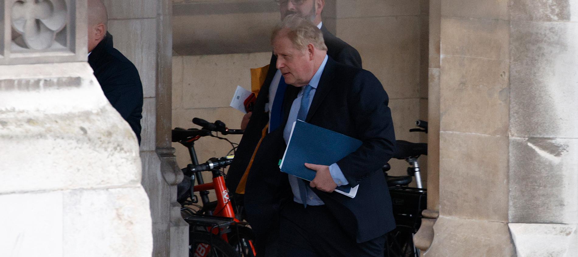 Boris Johnson på väg till en utfrågning i parlamentet i London tidigare i år.