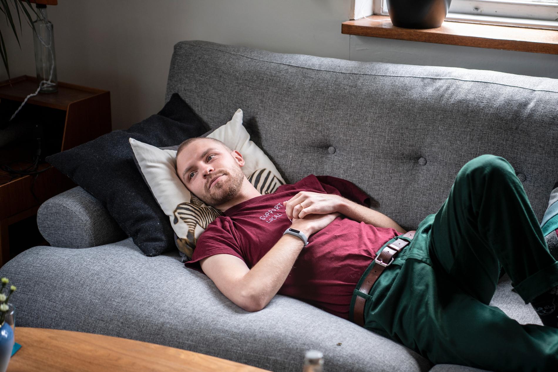 Elias Bjärgvide fick ME-diagnos efter covid-19. I dag är han sjukskriven på heltid och tillbringar 90 procent av sitt liv i sängen.