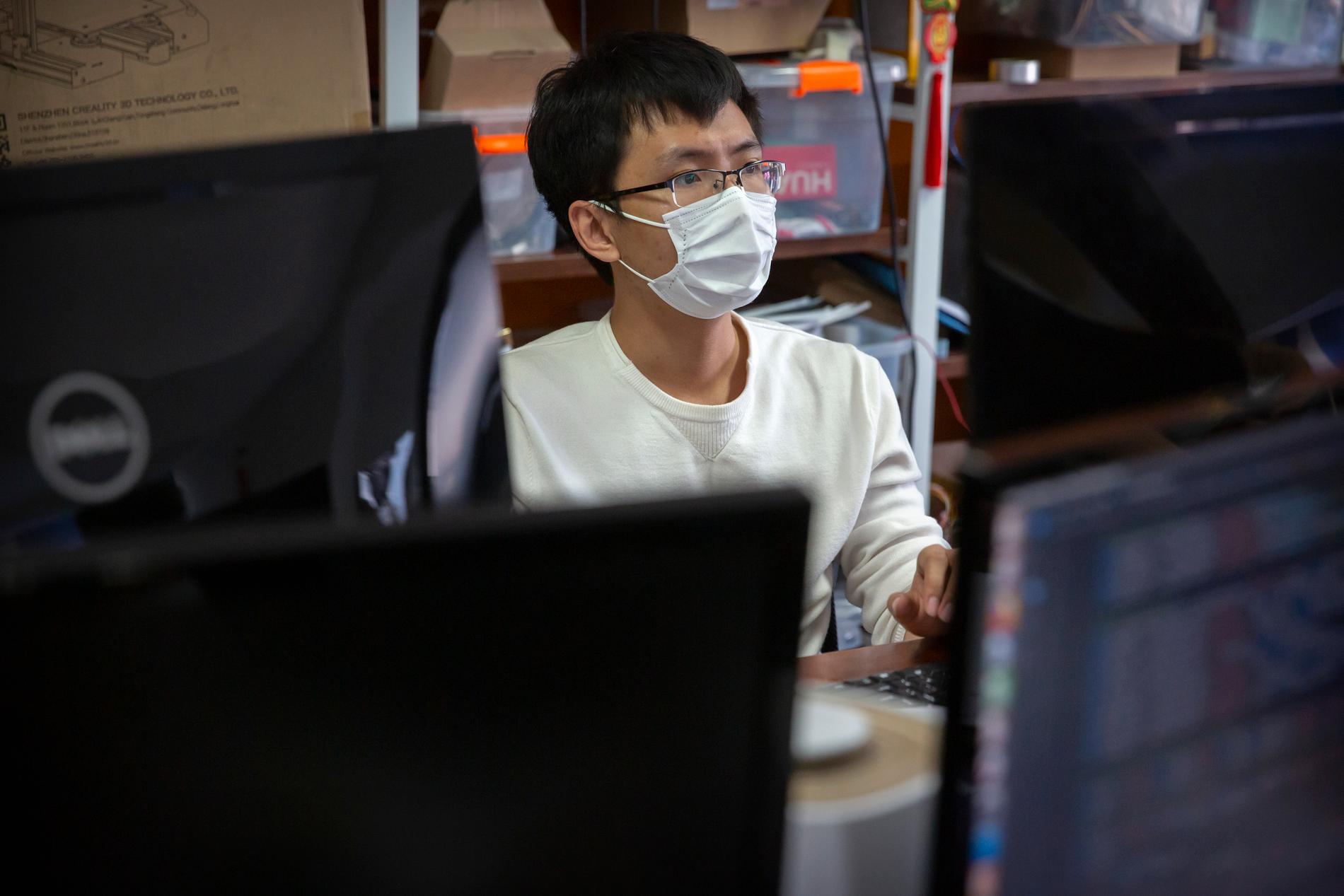 En anställd på ett teknikbolag i Peking arbetar på sitt kontor.