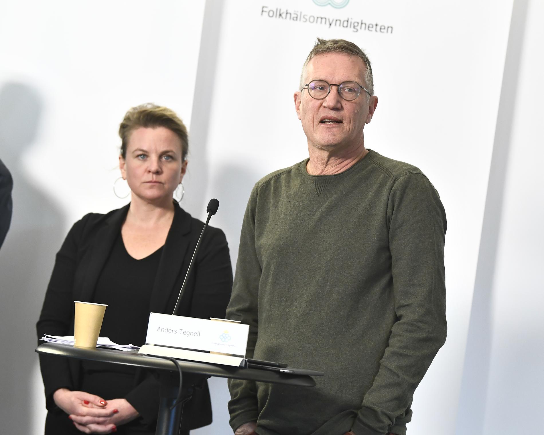 Johanna Sandwall, krisberedskapschef på Socialstyrelsen, och statsepidemiolog Anders Tegnell vid måndagens presskonferens.