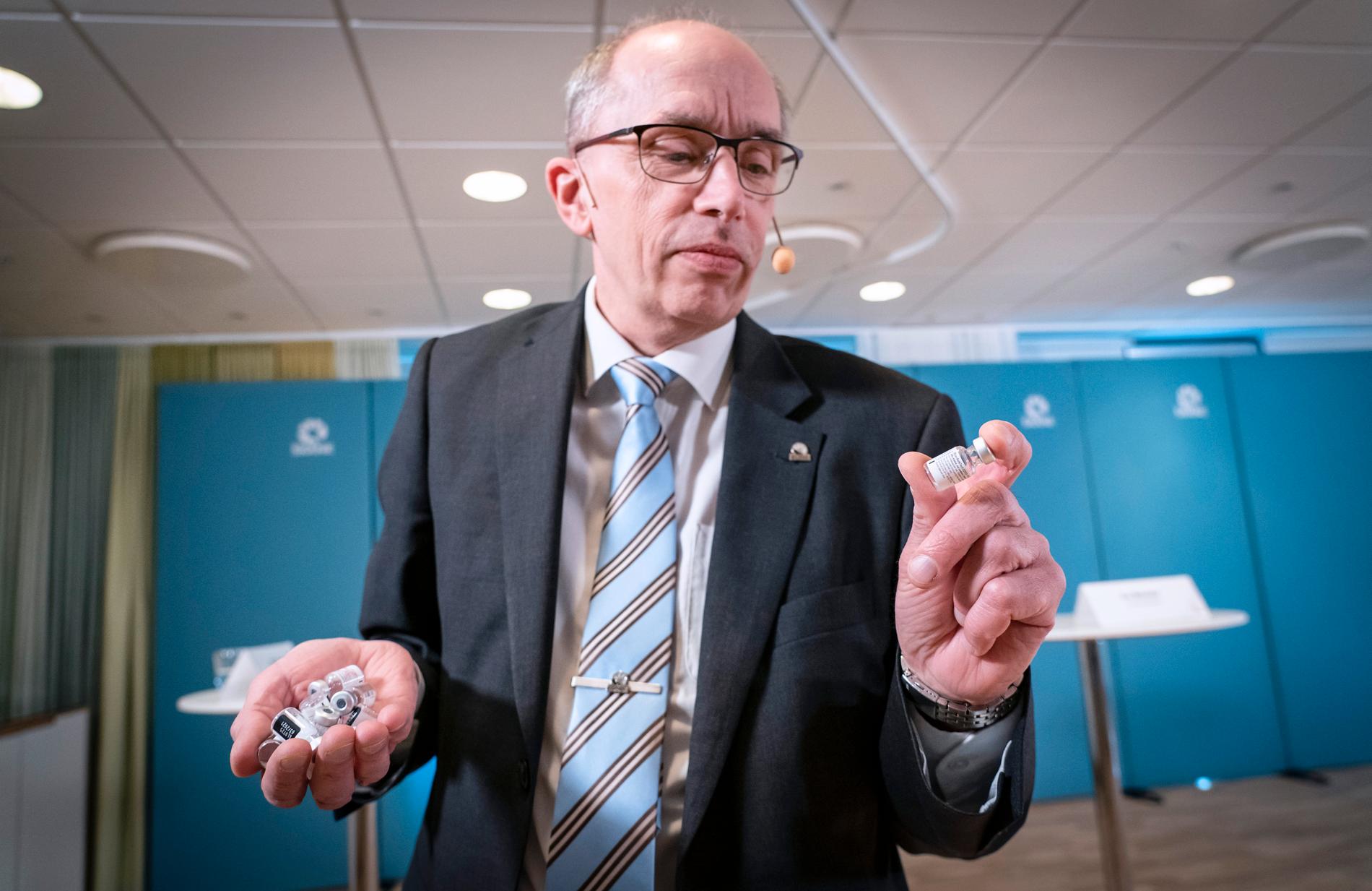 Alf Jönsson, regiondirektör, visar upp tio använda ampuller med Pfizer och BioNTech Covid-19 vaccin, för att symbolisera den begränsade mängd vaccin som på grund av leveransförseningar skickas ut till vårdcentraler i Skåne per vecka, under onsdagens presskonferens.