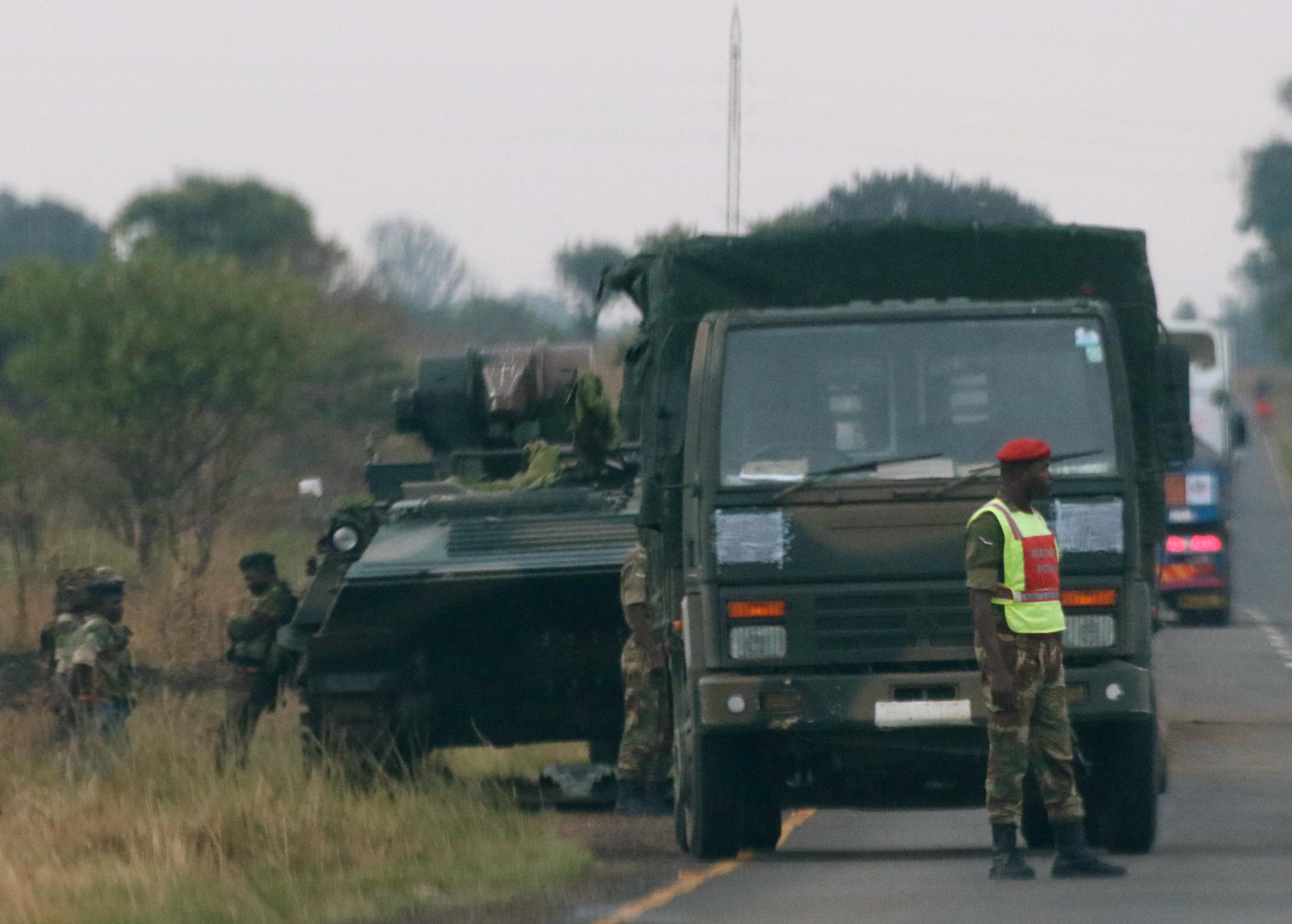 Soldater vid militärfordon utanför Zimbabwes huvudstad Harare.