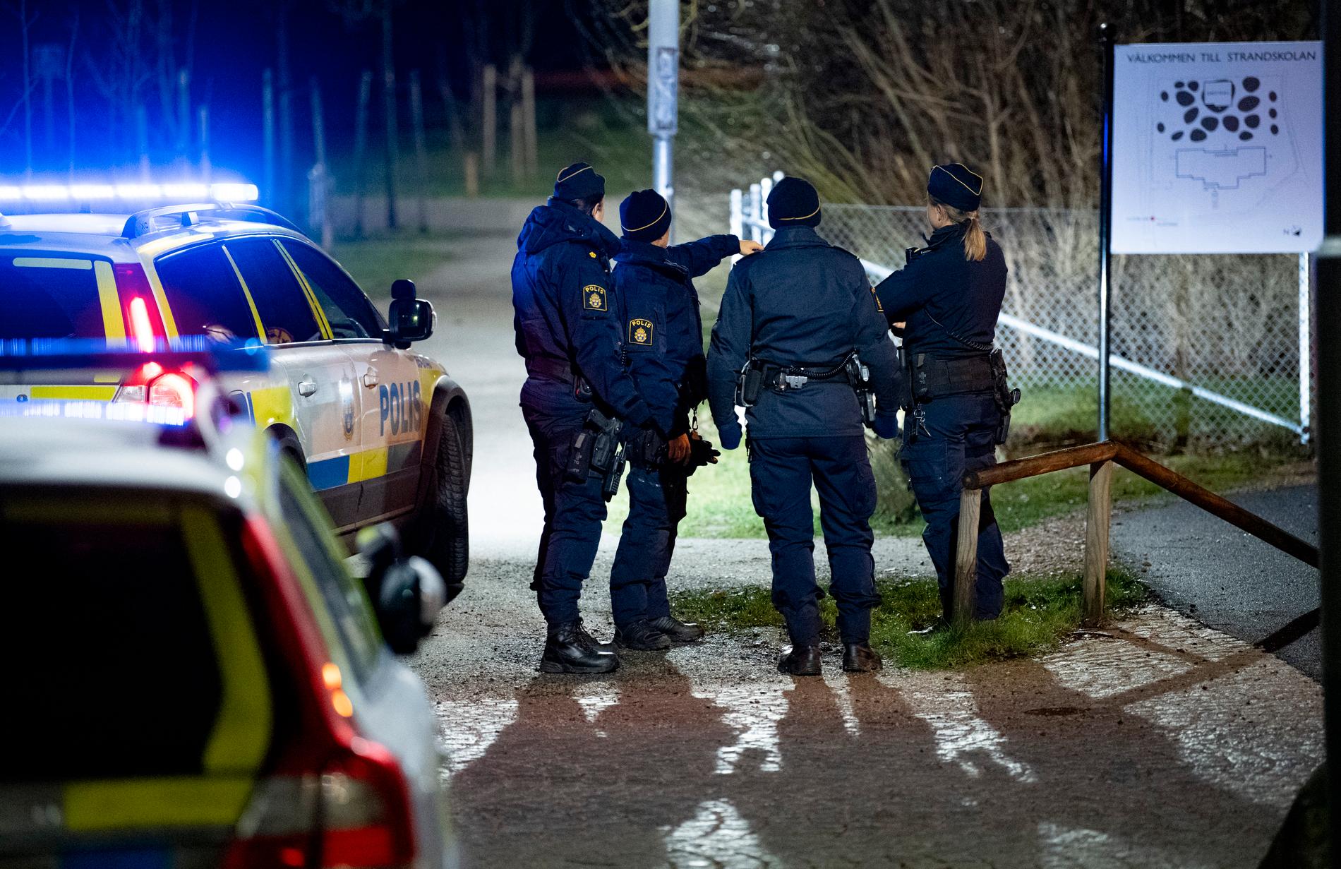 Polis och kriminaltekniker på plats vid Strandskolan i Lomma. En ung man fick föras med ambulans till sjukhus efter att ha blivit knivskuren utomhus.