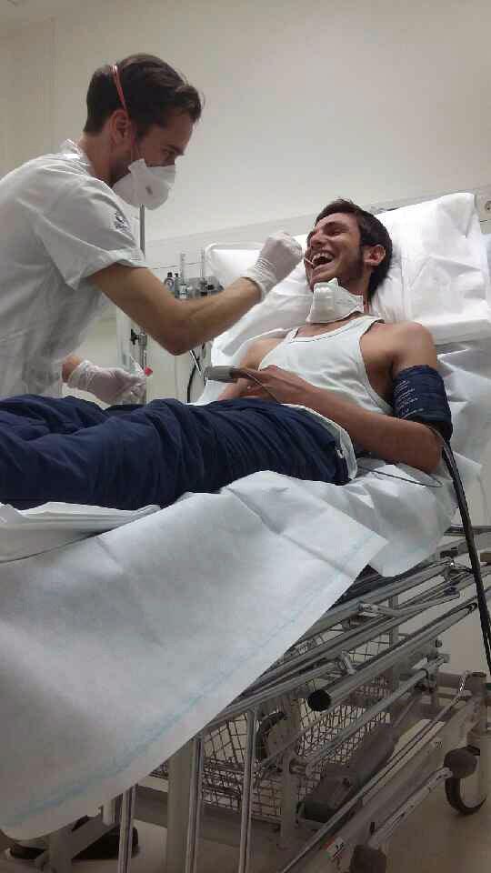 Omar Alshogre på sjukhuset efter att han släppts ur fängelset.