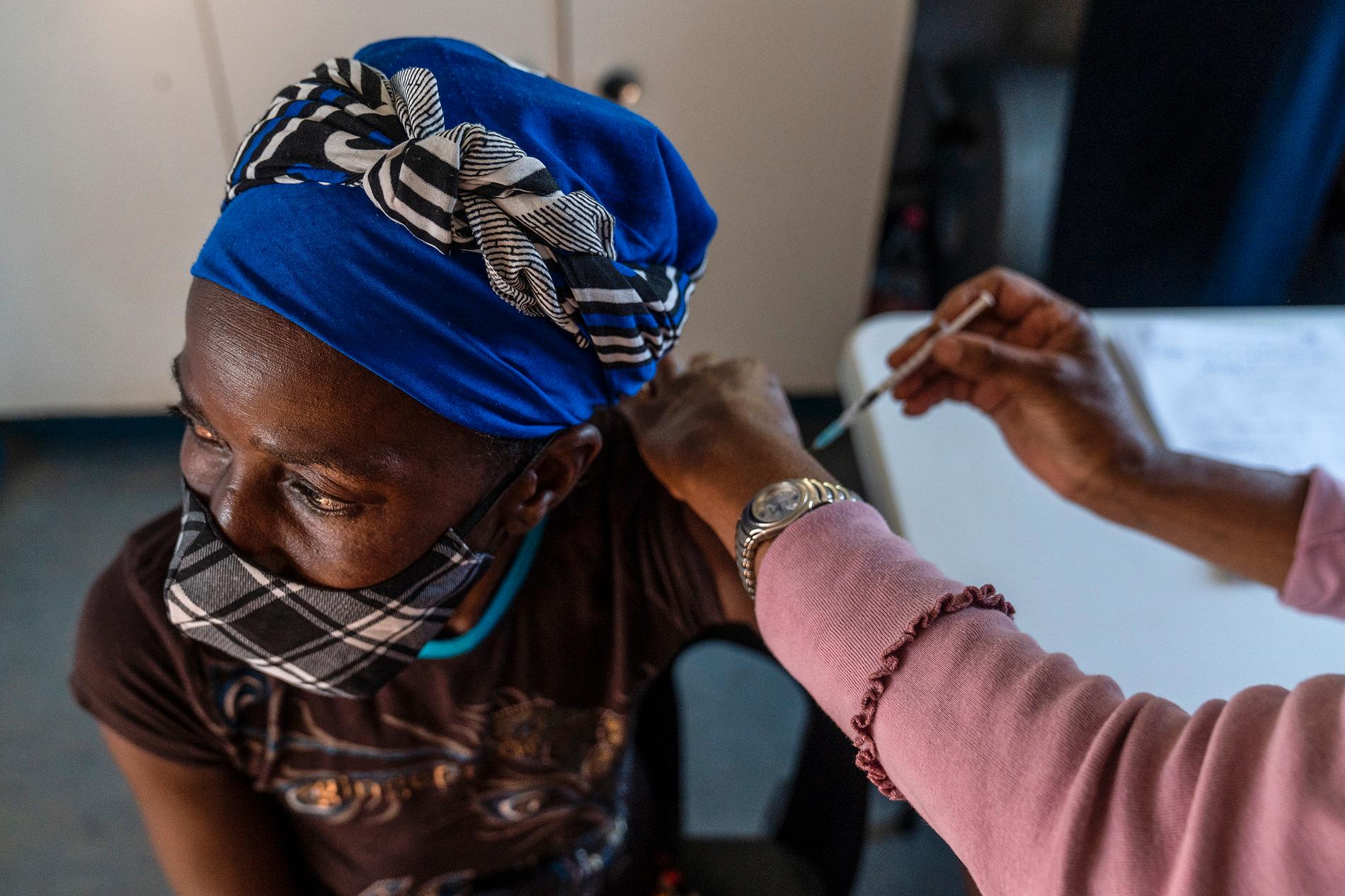 Kvinna vaccineras i Johannesburg i Sydafrika. 