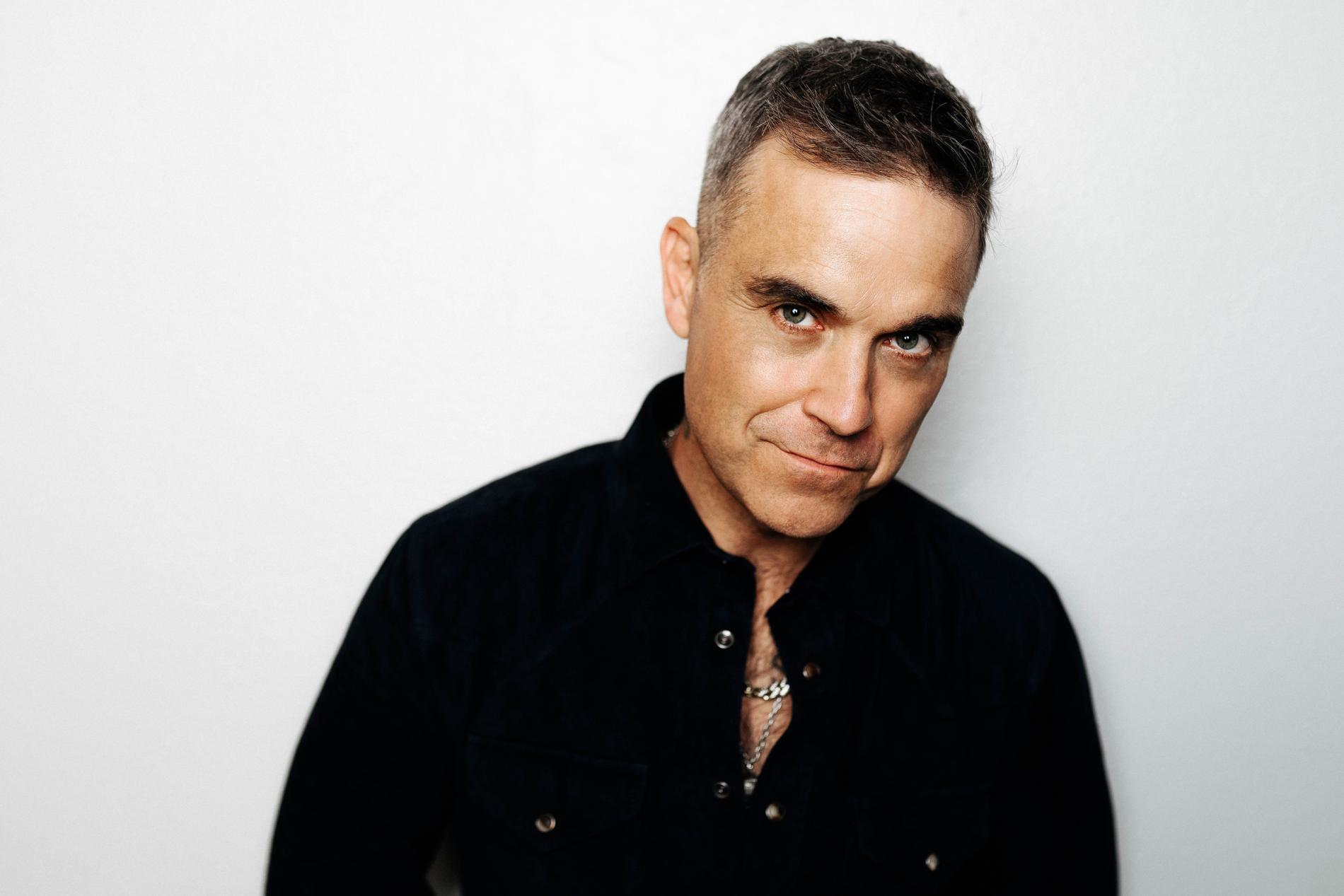 Robbie Williams firar 25 år som artist med kommande albumet ”XXV”, som innehåller nya versioner av klassiska hits och fyra helt nya låtar.