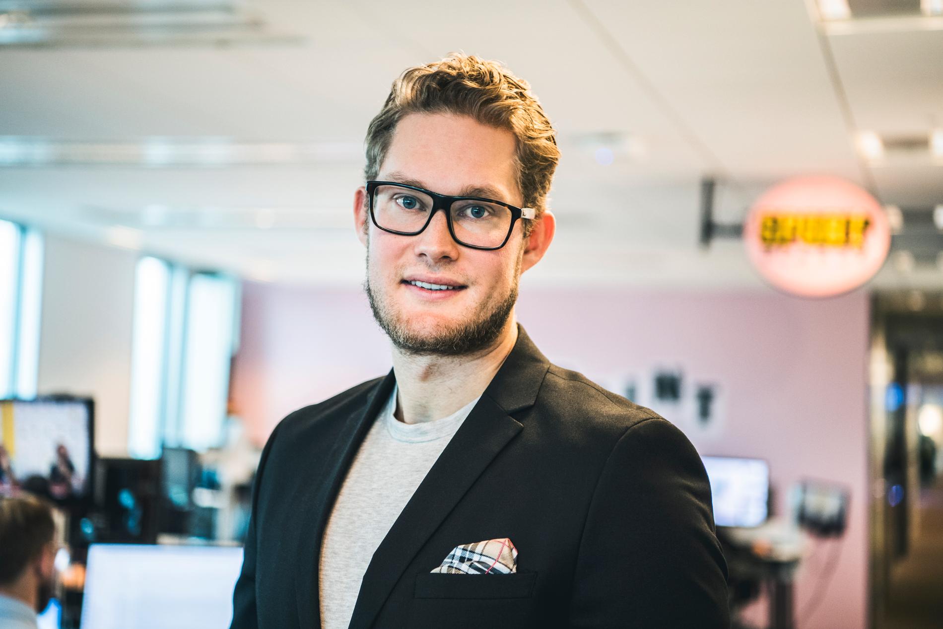 Carl Wangle är ny travkrönikör i Sportbladets nya magasin ”Sporthelg”.