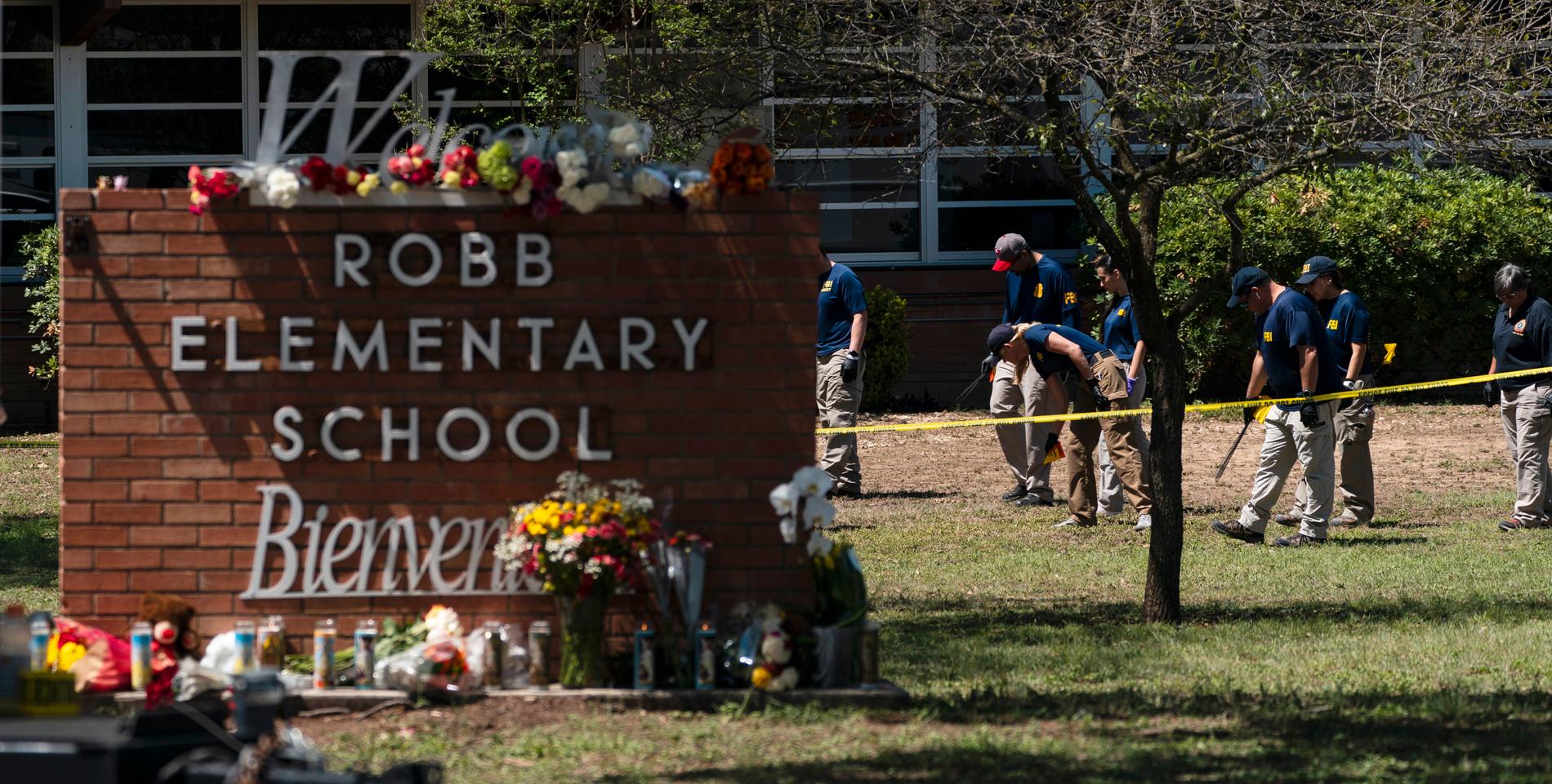 Utanför Robb Elemantary School har sörjande lämnat blommor – och polisens utredare söker efter bevis på skolgården. 19 barn och två lärare dödades.