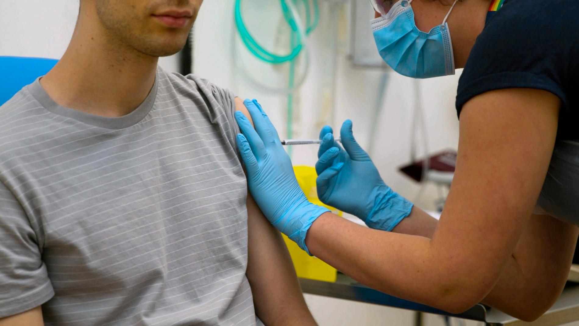 En frivillig deltar i en vaccinstudie för covid-19 från Oxfords universitet i Storbritannien.