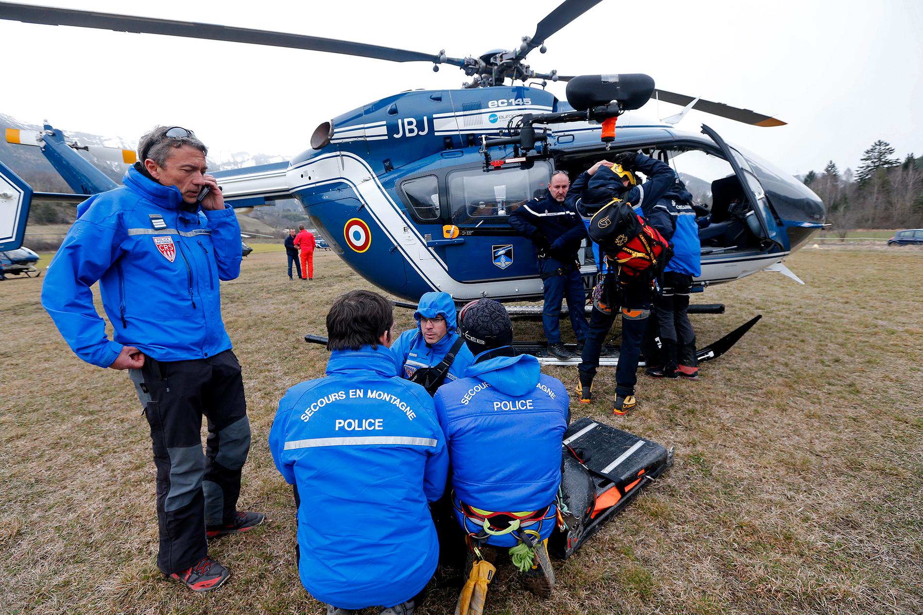 Räddningspersonal på plats vid Seyne-les-Alpes, Franska alperna.