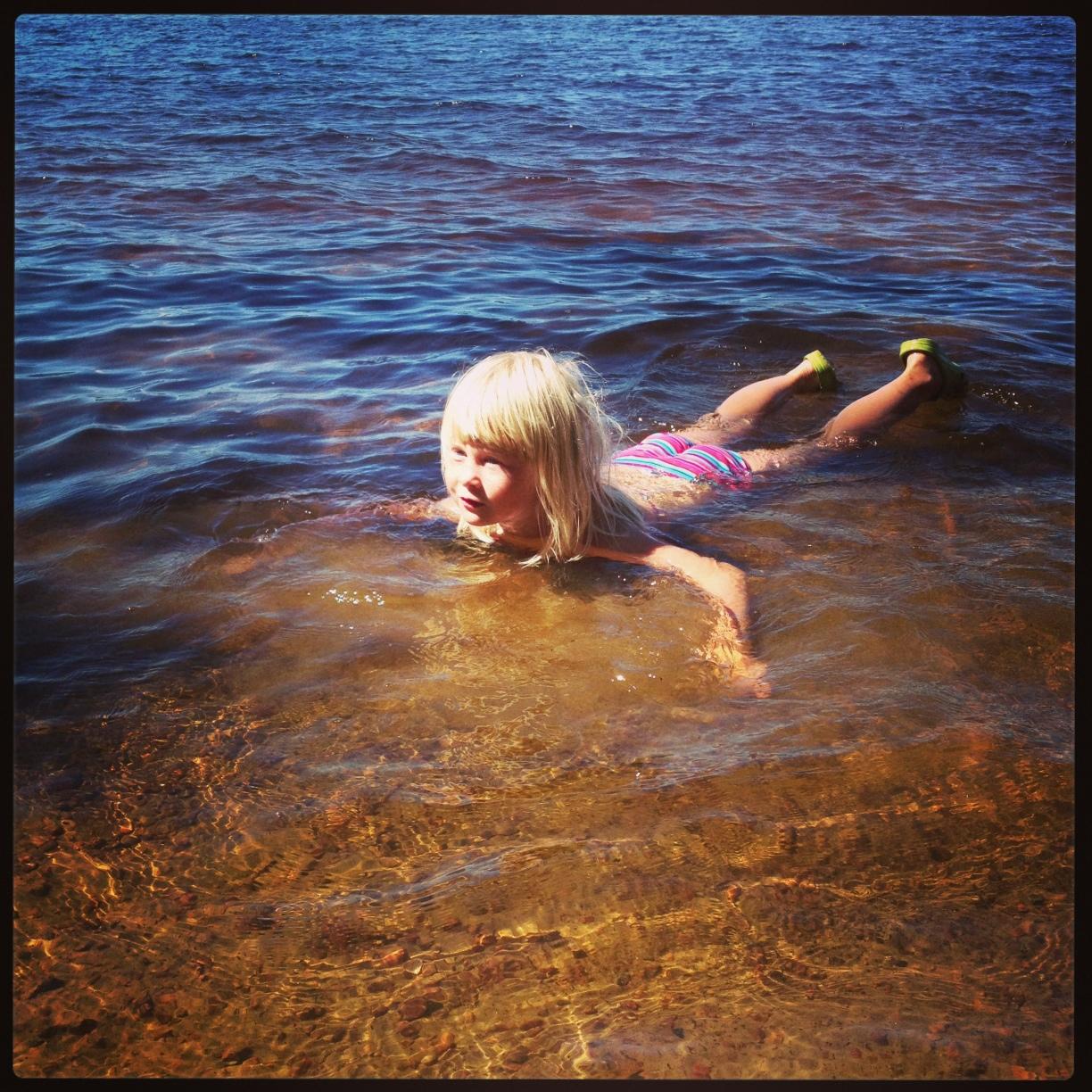 Min dotter njuter av vattnet.