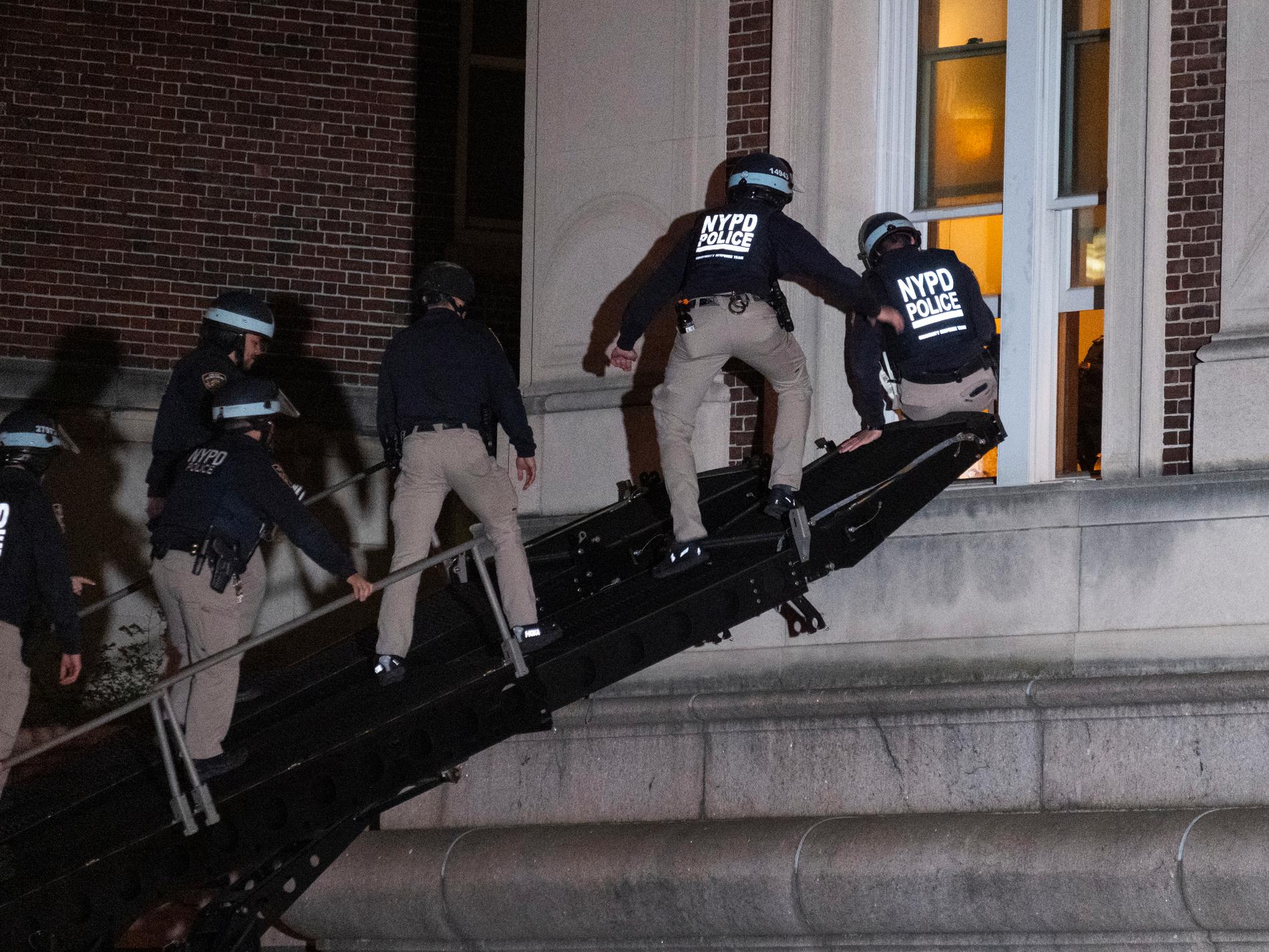 Kravallpolis har tömt ockuperad byggnad på campus