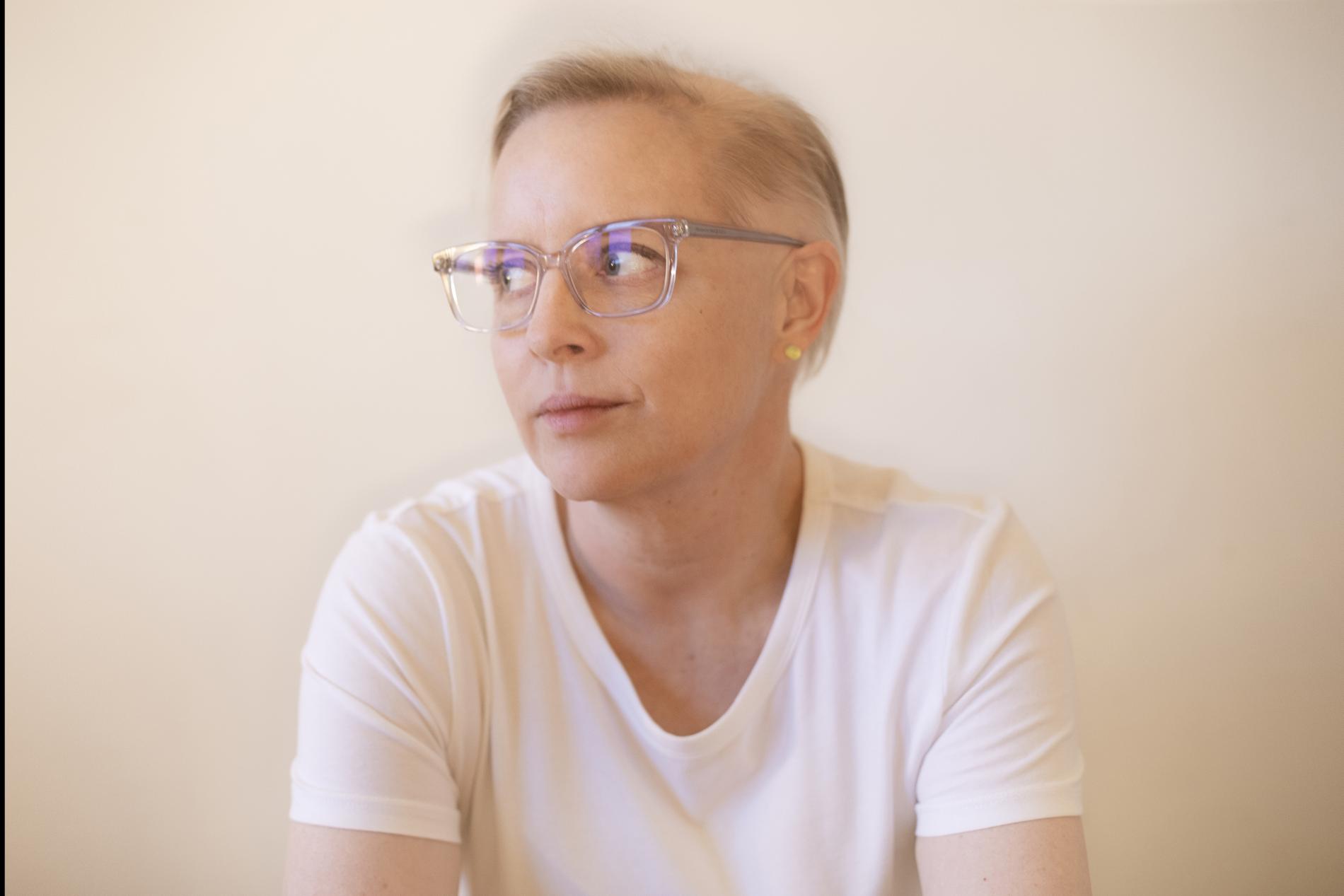 Anna Hallberg (född 1975) är poet och litteraturkritiker. Hon debuterade med ”Friktion” 2001 och har tilldelats ett flertal priser, bland annat Gerard Bonniers lyrikpris 2021, samt nominerats två gånger till Nordiska rådets litteraturpris. Hon är nu aktuell med ”Yra, vakna! En solskenskoreografi”.