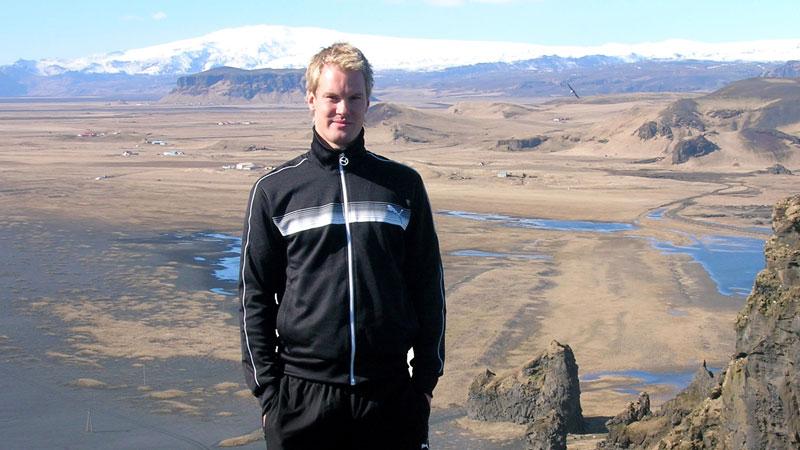 Alla som funderat på Island bör åka nu, tycker fotbollsspelaren Kenneth Gustavsson. Han bodde tills helt nyligen på Island i tre och ett halvt år och spelade för Keflavik IF. Här är han på Islands högsta berg, Hvannadalshnjukur.