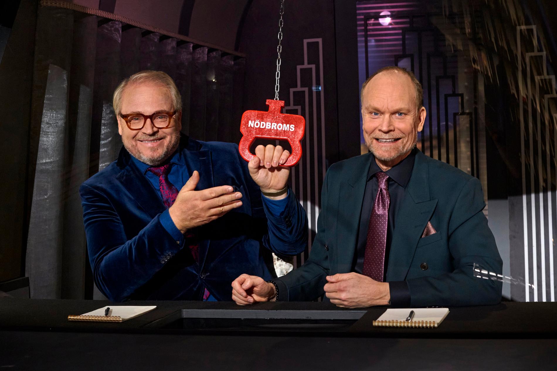 Domare Fredrik Lindström och programledare Kristian Luuk i ”På spåret”.