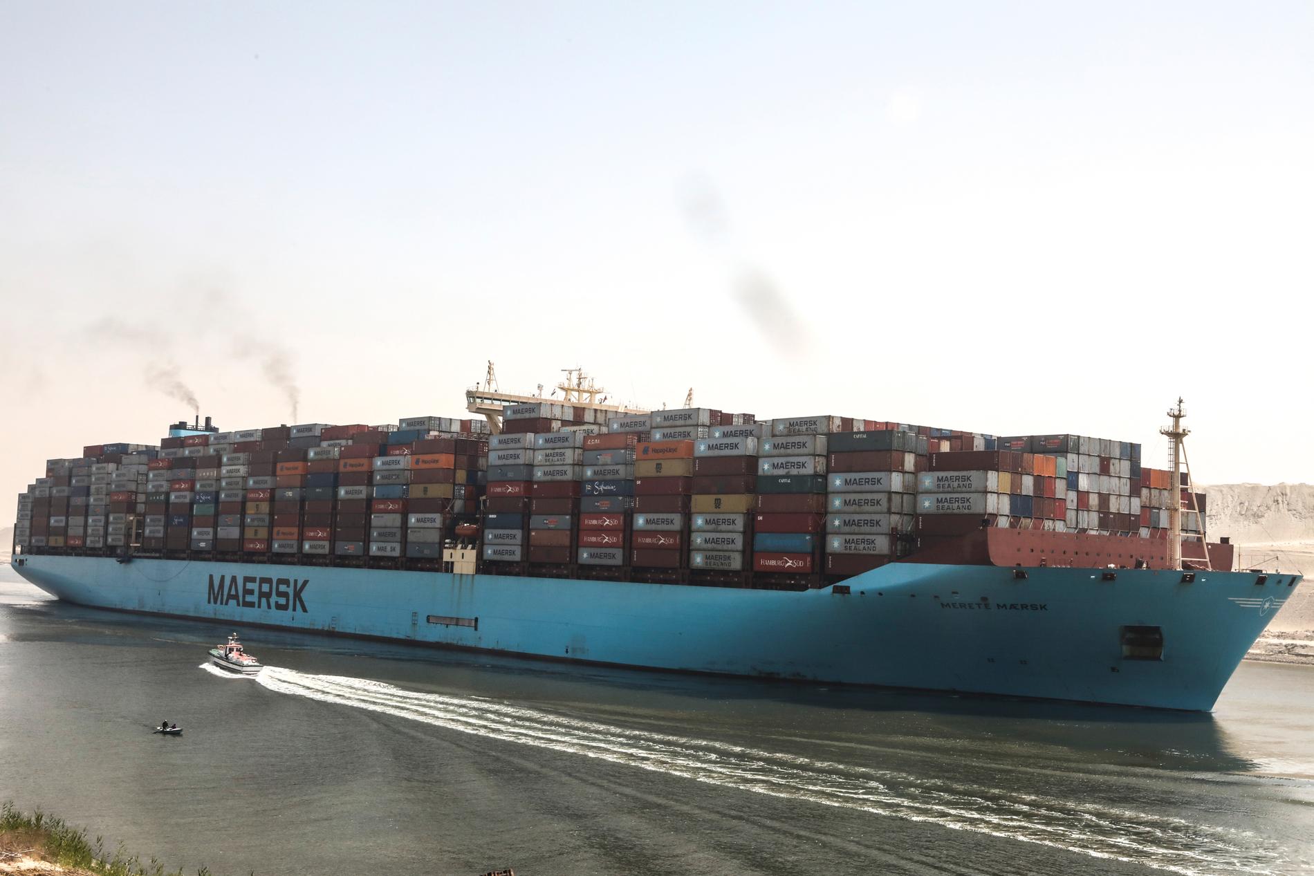 Ett containerfartyg som passerar Suezkanalen.