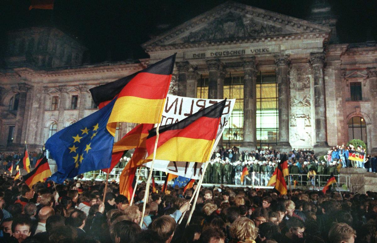 FOLKFEST  Människor firar framför riksdagshuset i Berlin.