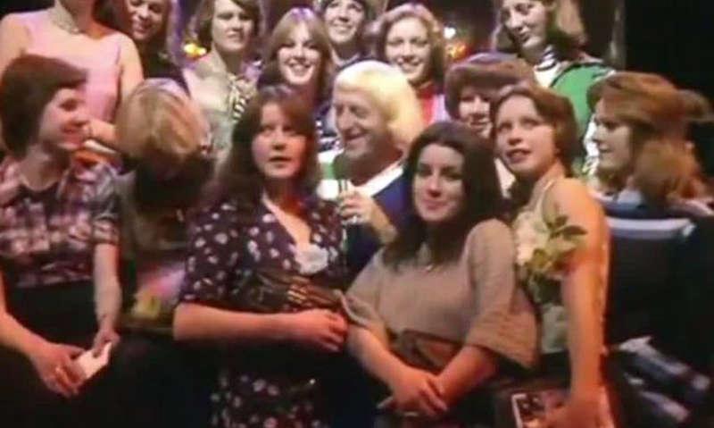 Jimmy Savile tafsar på en skräckslagen tonårstjej i direktsända ”Top of the pops” 1976.