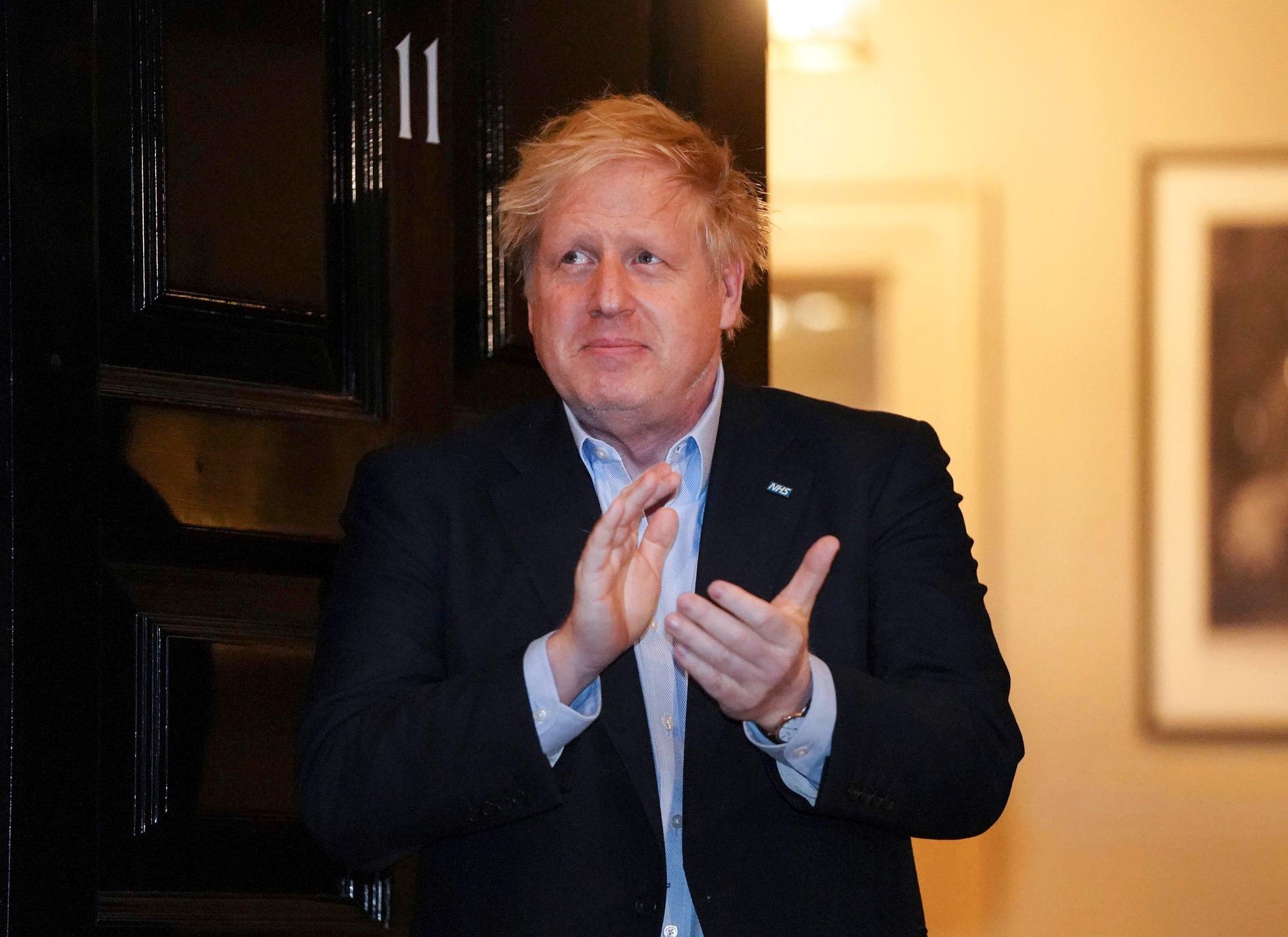 Storbritanniens premiärminister Boris Johnson applåderar utanför 11 Downing Street för att hylla sjukvårdsarbetarna som kämpar mot coronaviruset. Bilden är från i torsdags.