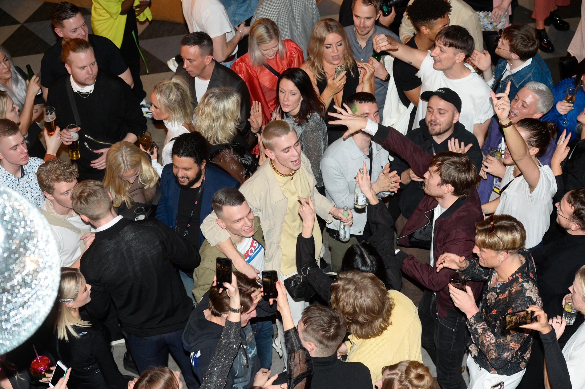 Det var inga sura miner när Felix Sandman kom till Melodifestivalens efterfest