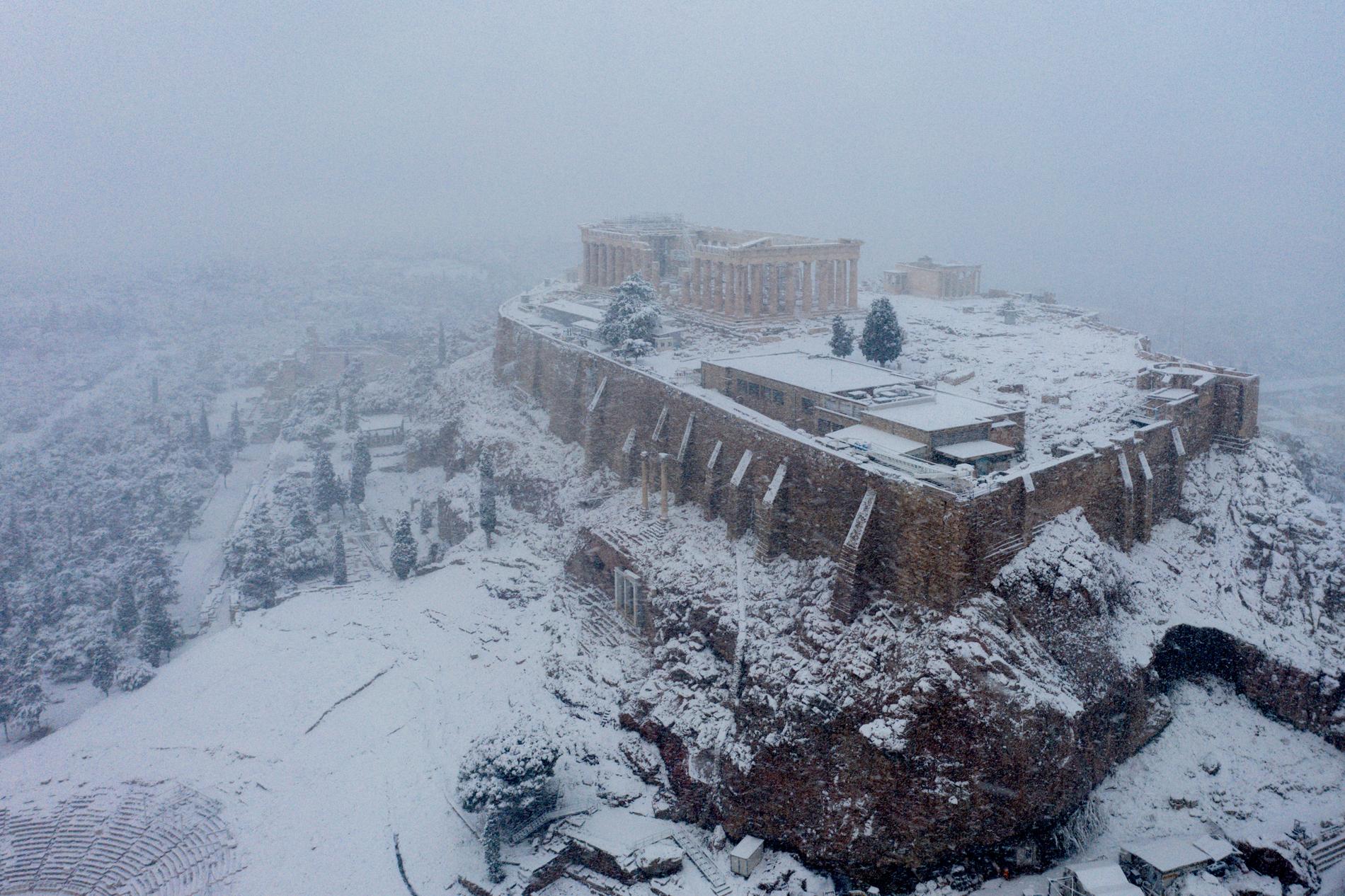 Akropolis under snötäcke.