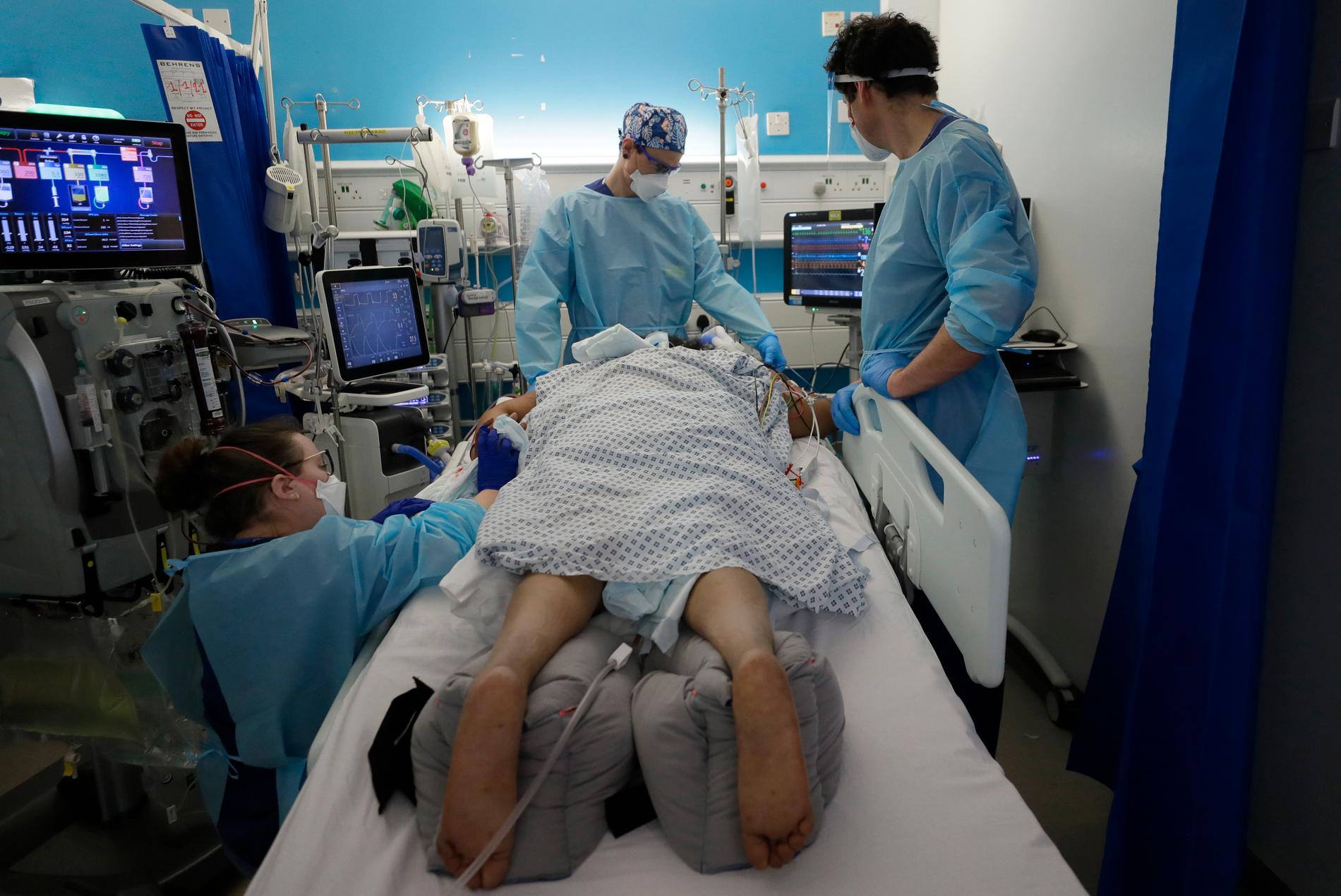 En covid-sjuk patient behandlas på sjukhuset King's College  i London.