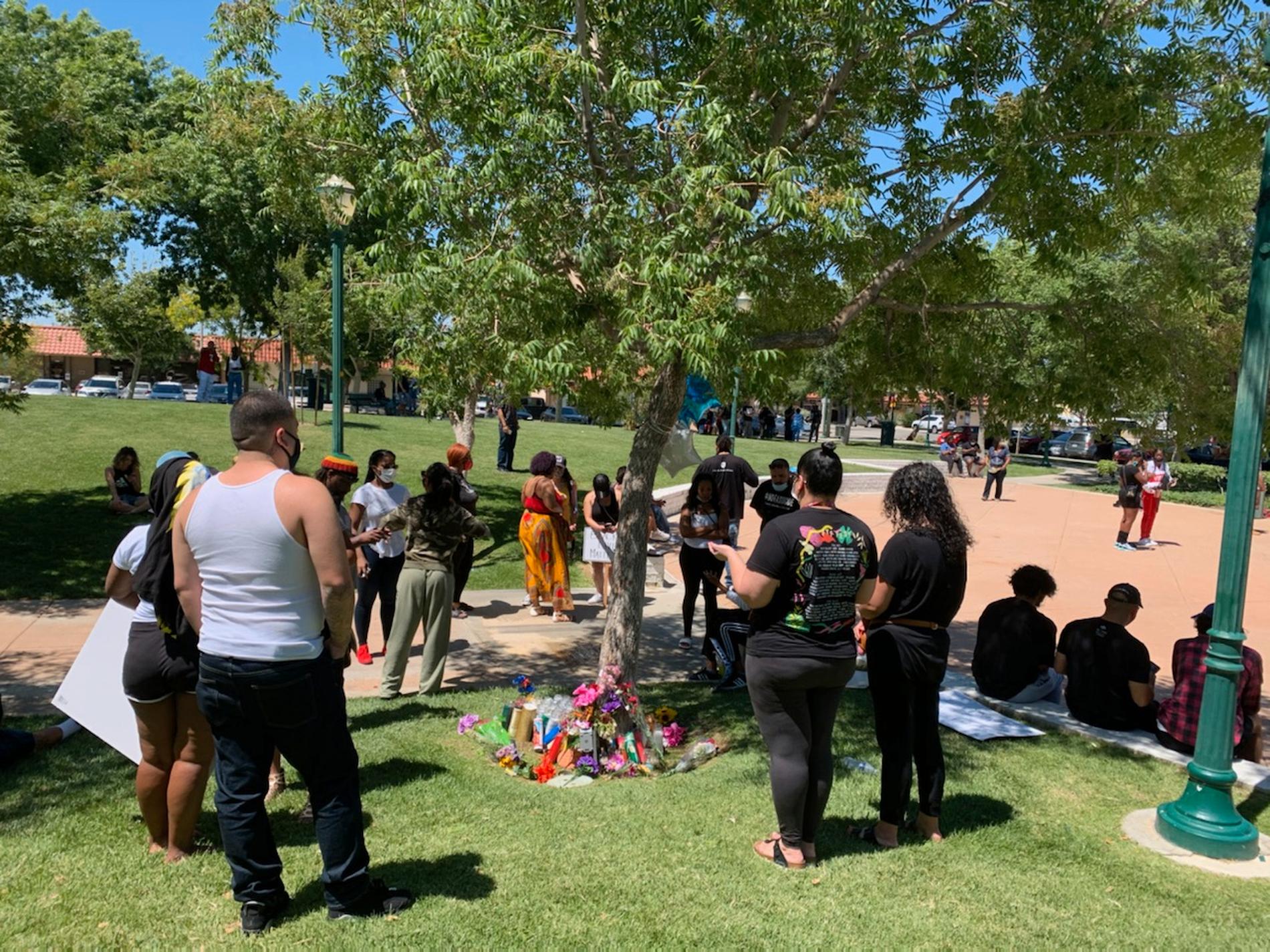 Demonstranter samlade vid ett träd i Palmdale, där Robert Fuller hittades död.