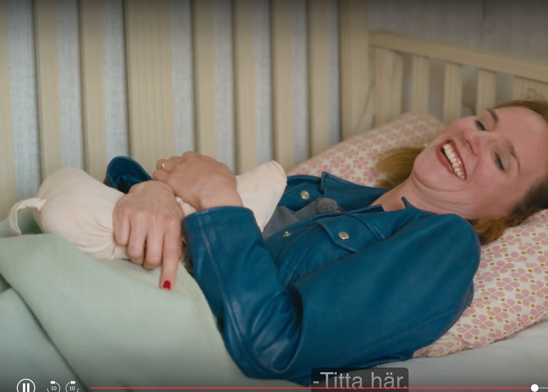 Grete Havnesköld lägger sig i Lottas säng för att rekonstruera Lottas födelsedags-scen från första filmen. När film-föräldrarna dyker upp kan hon inte hålla sig för skratt.